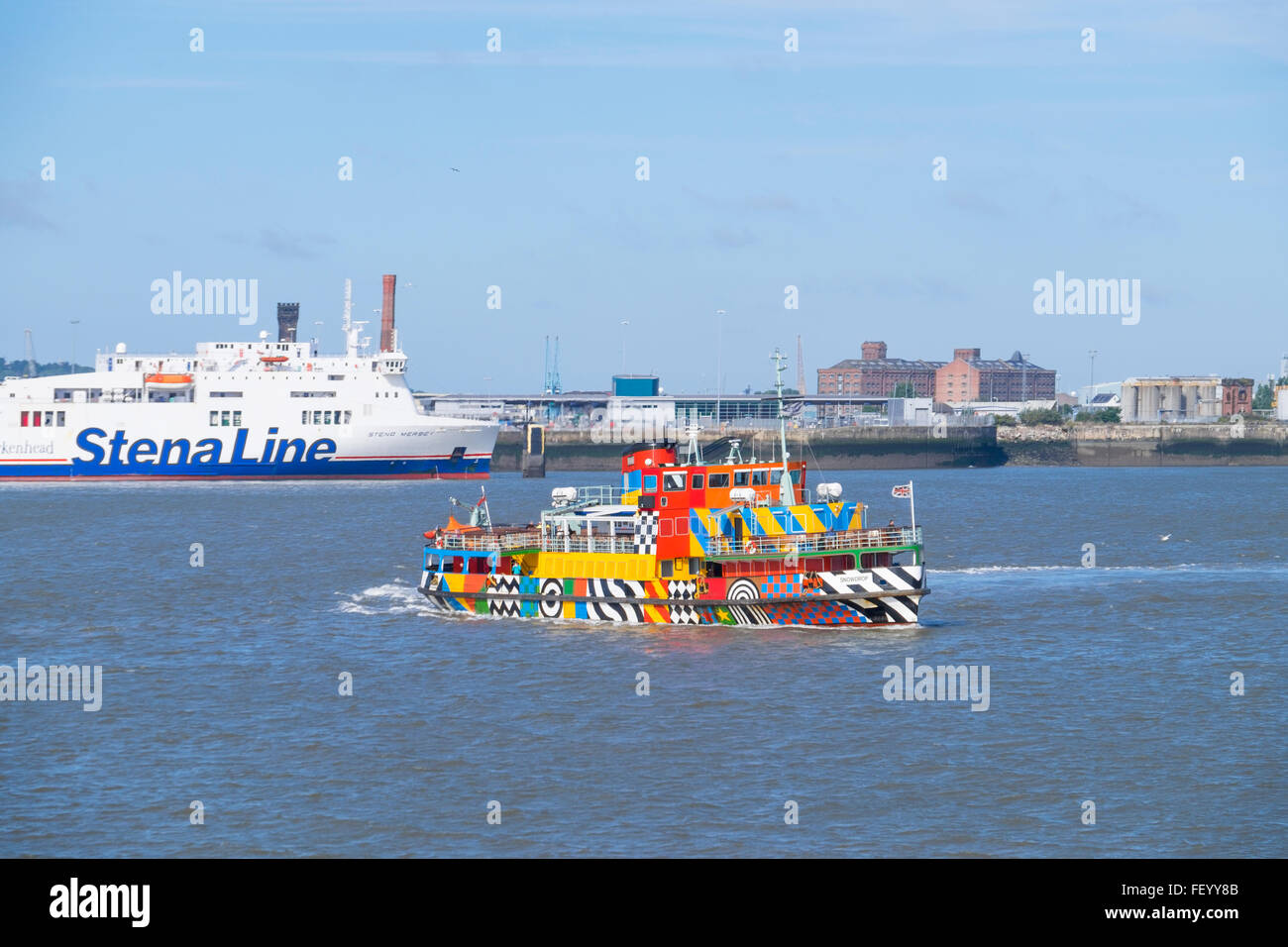 Mersey Ferry Schneeglöckchen im Dazzle Farbe. Stockfoto