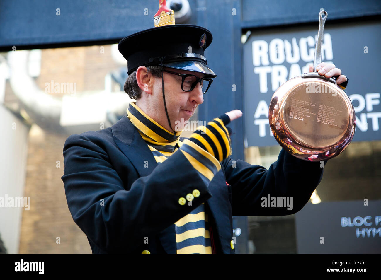 London, UK. 9. Februar 2016. Veranstalter mit der Pfanne Emgossed mit durchlässigen Gewinner von The Great Spitalfields Pancake Race am Rosenmontag. 4 Mannschaften, für die Ehre des Werdens der diesjährigen Champions, während das Ereignis Mittel für Londoner Air Ambulance Credit auslöst: Dinendra Haria/Alamy Live News Stockfoto