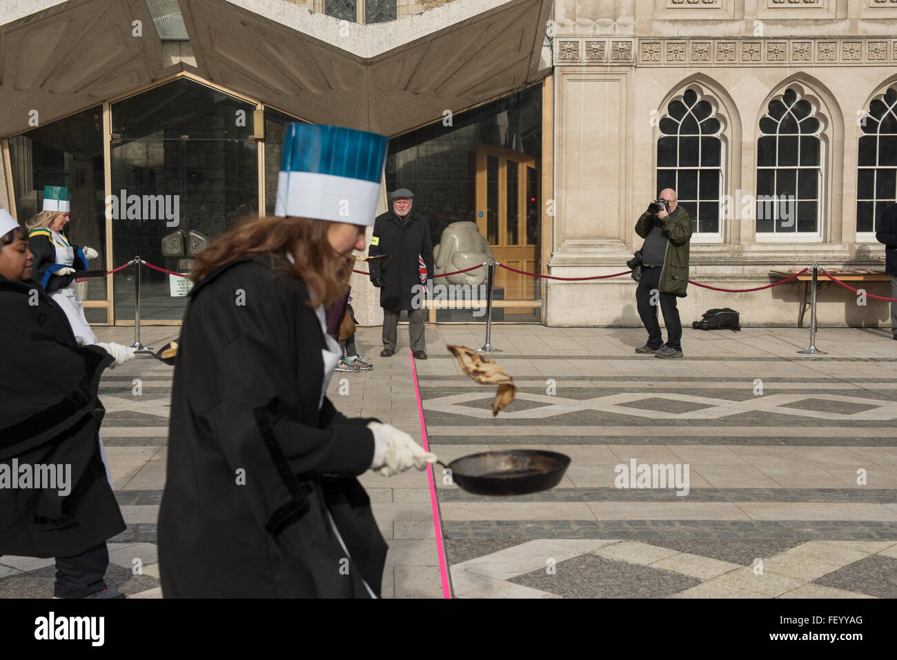 London, UK. 9. Februar 2016. Rednerinnen der Stadt von London Livery Companies beteiligen sich im jährlichen Pfannkuchen Rennen Credit: Ian Davidson/Alamy Live News Stockfoto