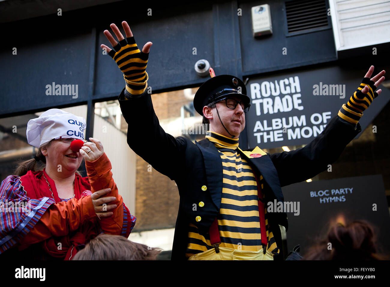 London, Vereinigtes Königreich. 9. Februar 2016 - die Organisatoren des jährlichen Great Spitalfields Pancake Race am Faschingsdienstag. 4 Mannschaften, für die Ehre des Werdens der diesjährigen Champions, während das Ereignis Mittel für Londoner Air Ambulance Credit auslöst: Dinendra Haria/Alamy Live News Stockfoto