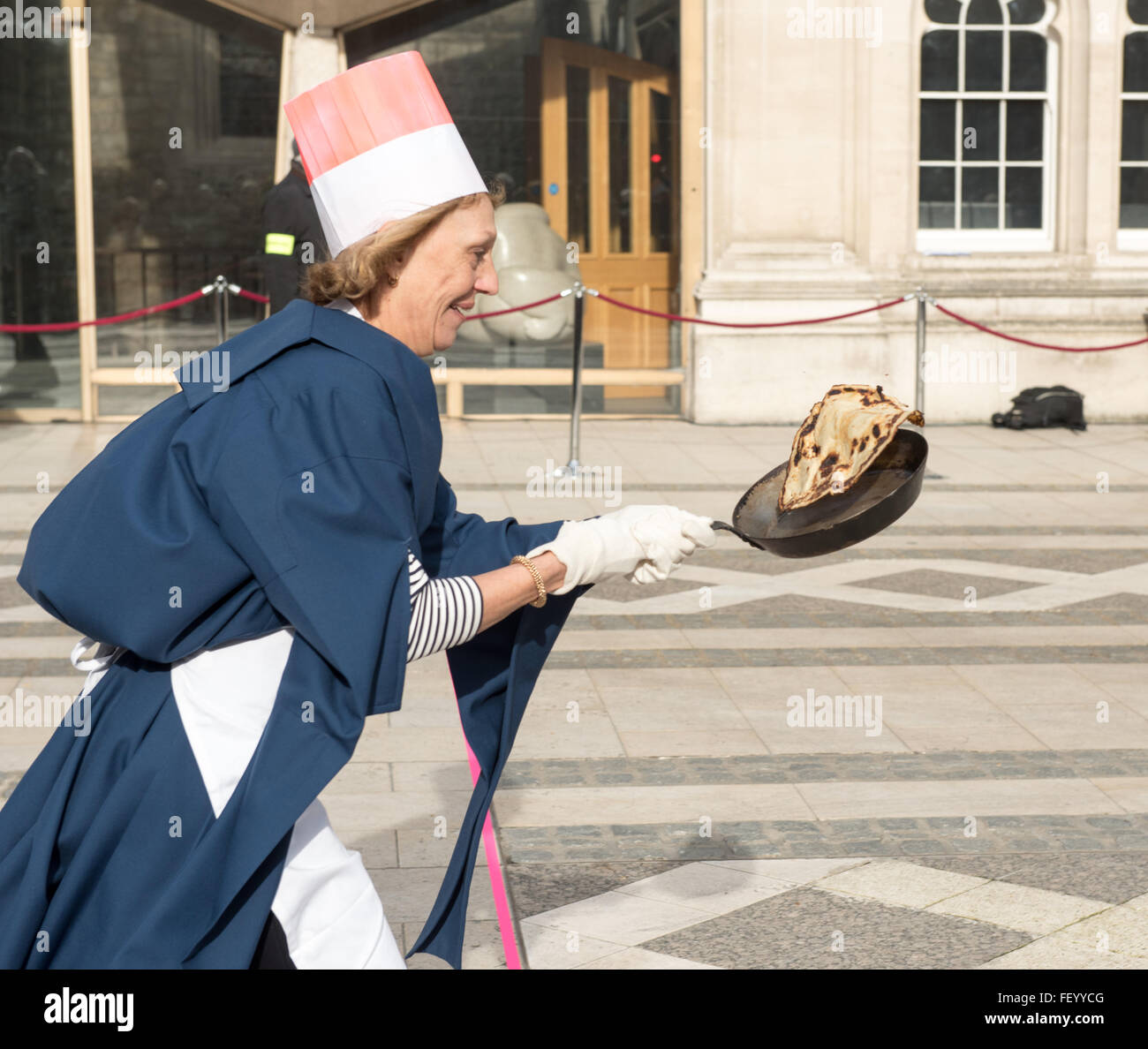 London, UK. 9. Februar 2016. Rednerinnen der Stadt von London Livery Companies beteiligen sich im jährlichen Pfannkuchen Rennen Credit: Ian Davidson/Alamy Live News Stockfoto
