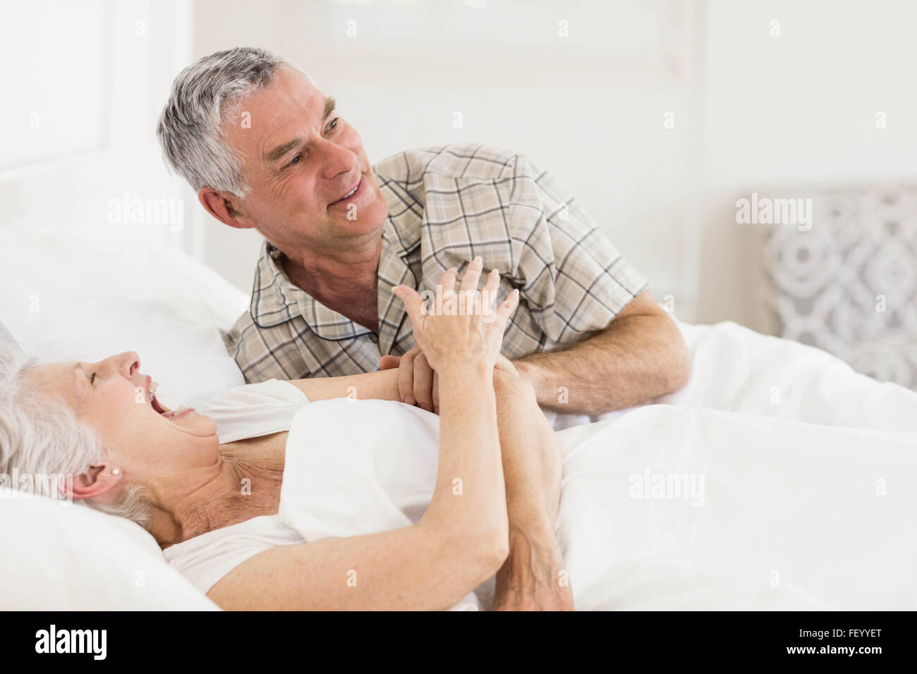 Gerne älteres Paar im Bett Stockfoto