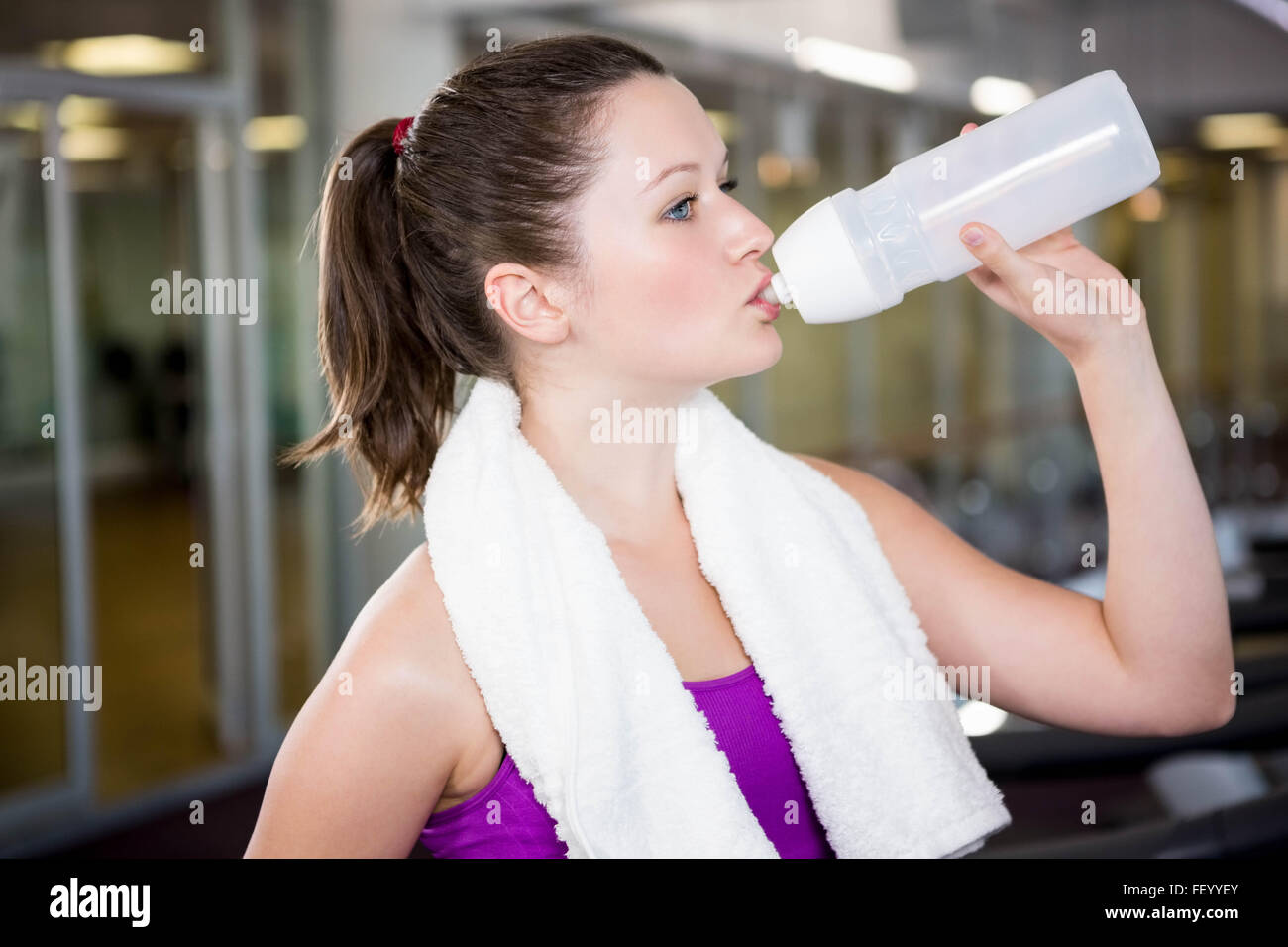 Fit Woman Trinkwasser aus der Flasche Stockfoto