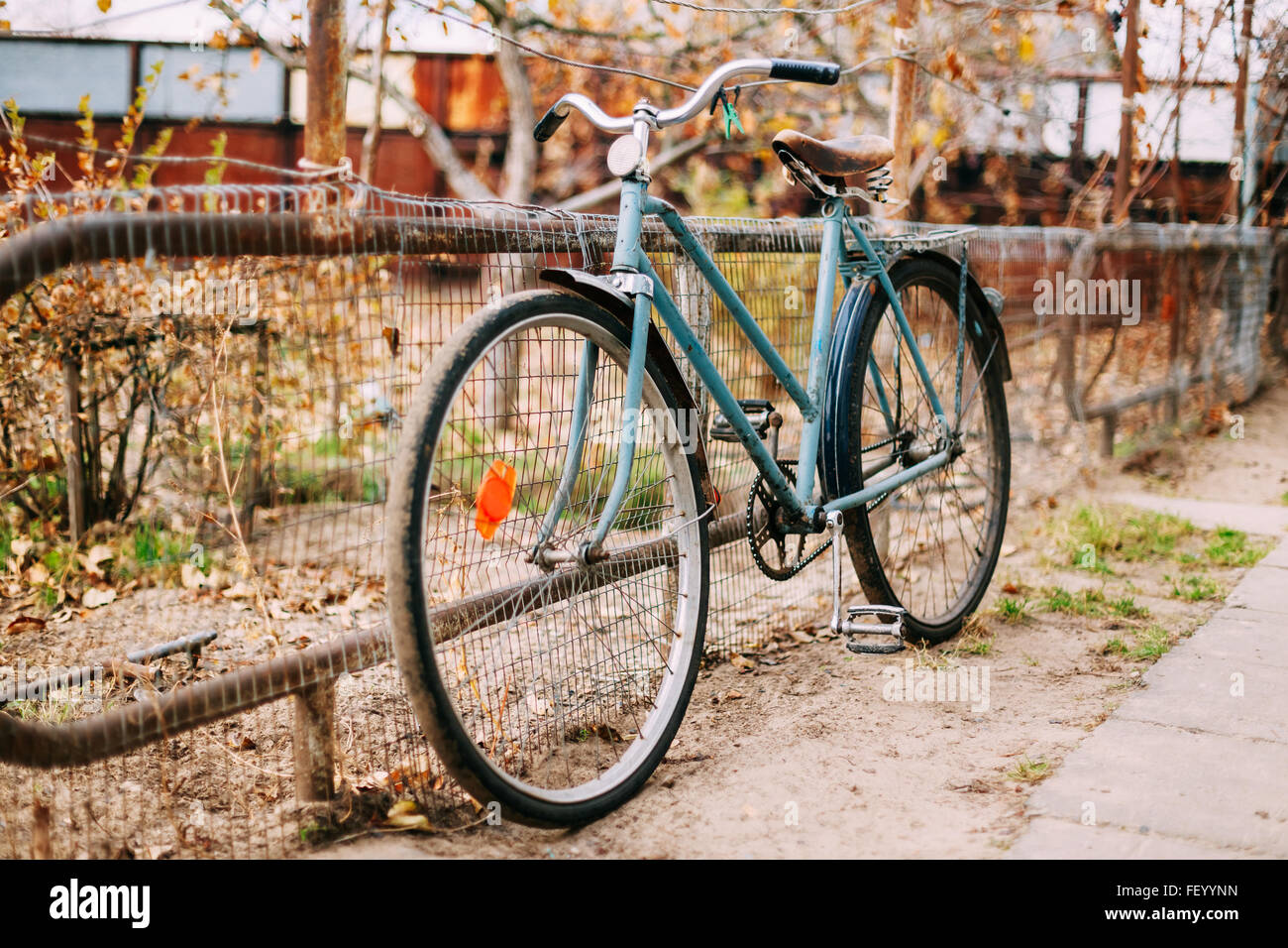 Vintage alte Fahrrad im Hof geparkt. Herbstsaison Stockfoto