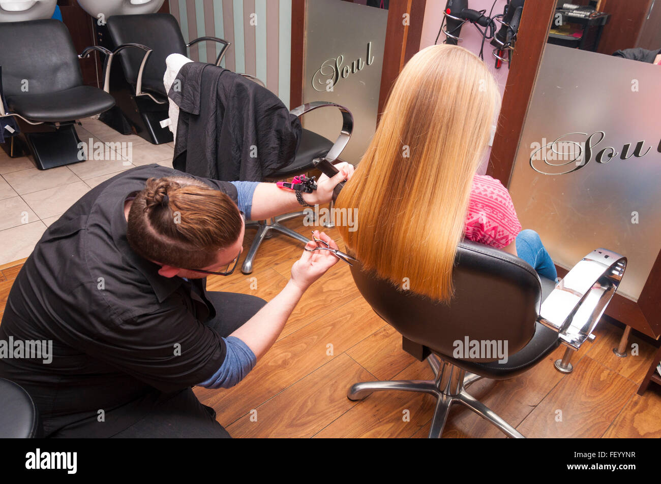 Mädchen, das einen Haarschnitt im salon Stockfoto