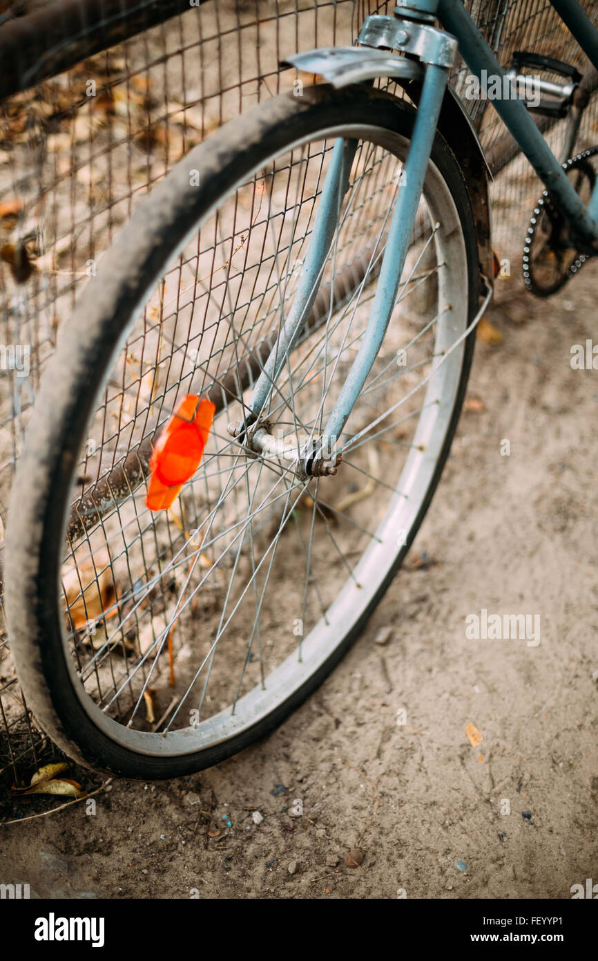 Vintage alte Fahrrad im Hof geparkt. Herbstsaison Stockfoto