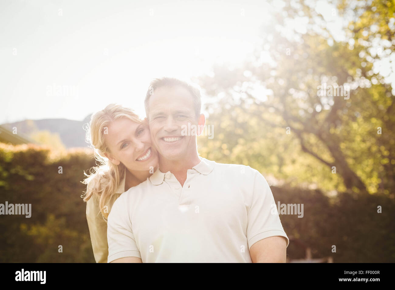 Nettes Paar mit Arme umeinander Stockfoto