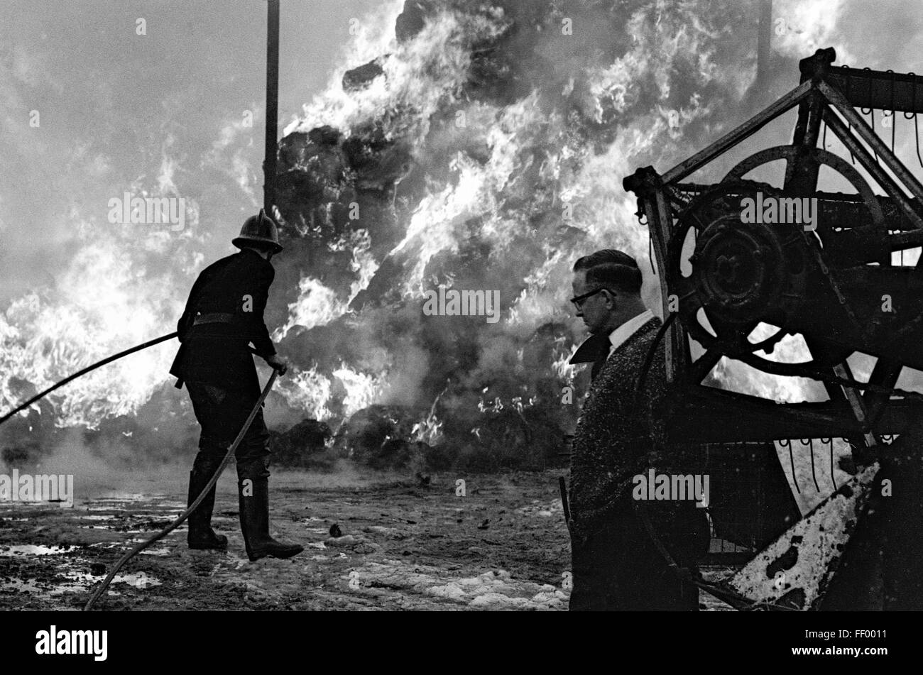 Upton Scheune Feuer, Shifnal, Shropshire, März 1965. Stockfoto