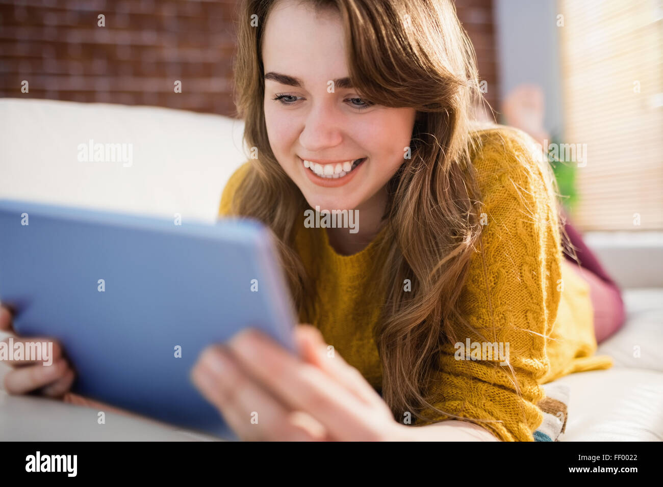 Hübsche Frau mit Tablet lächelnd Stockfoto