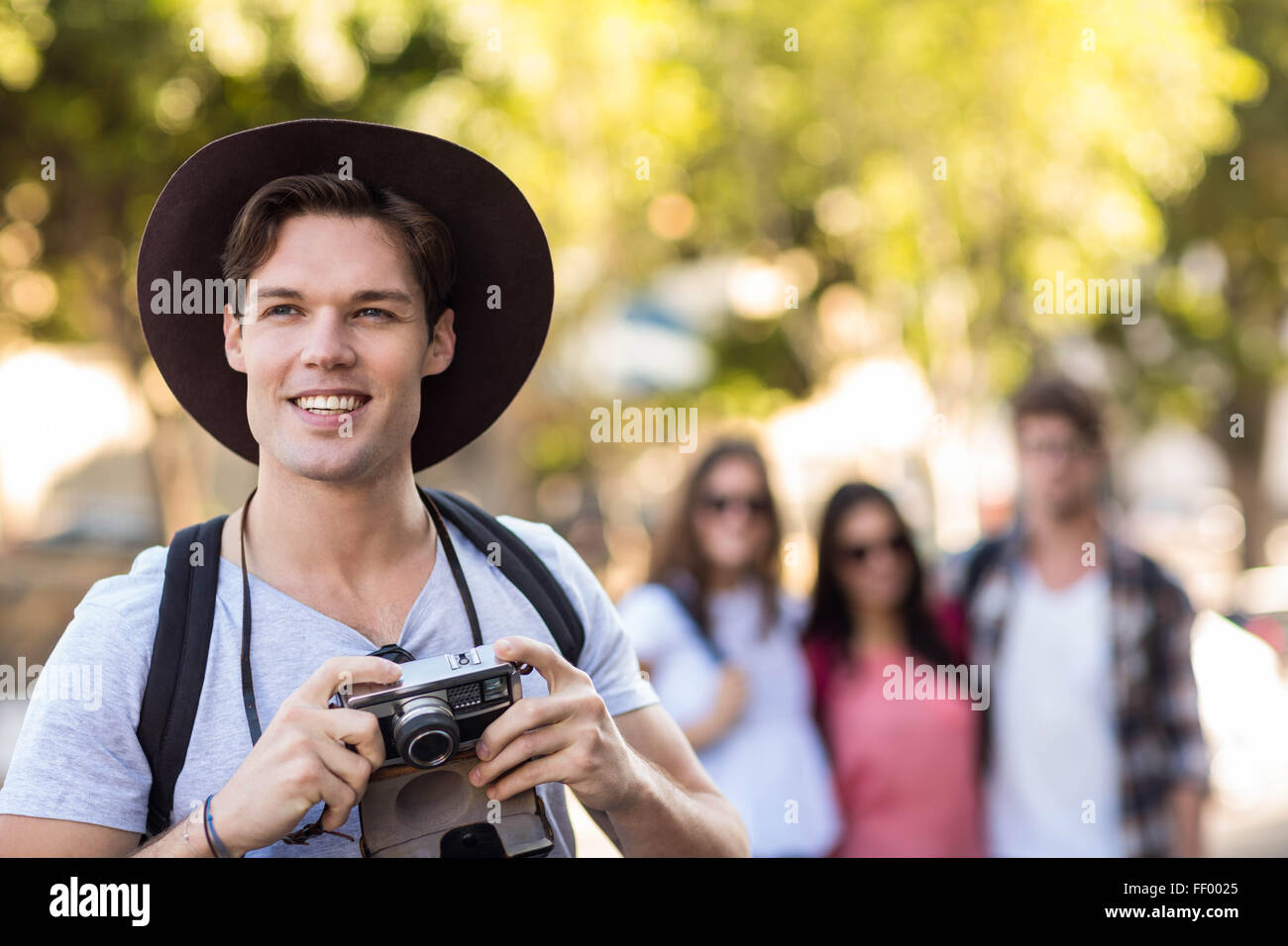 Hip Mann mit Digitalkamera lächelnd Stockfoto