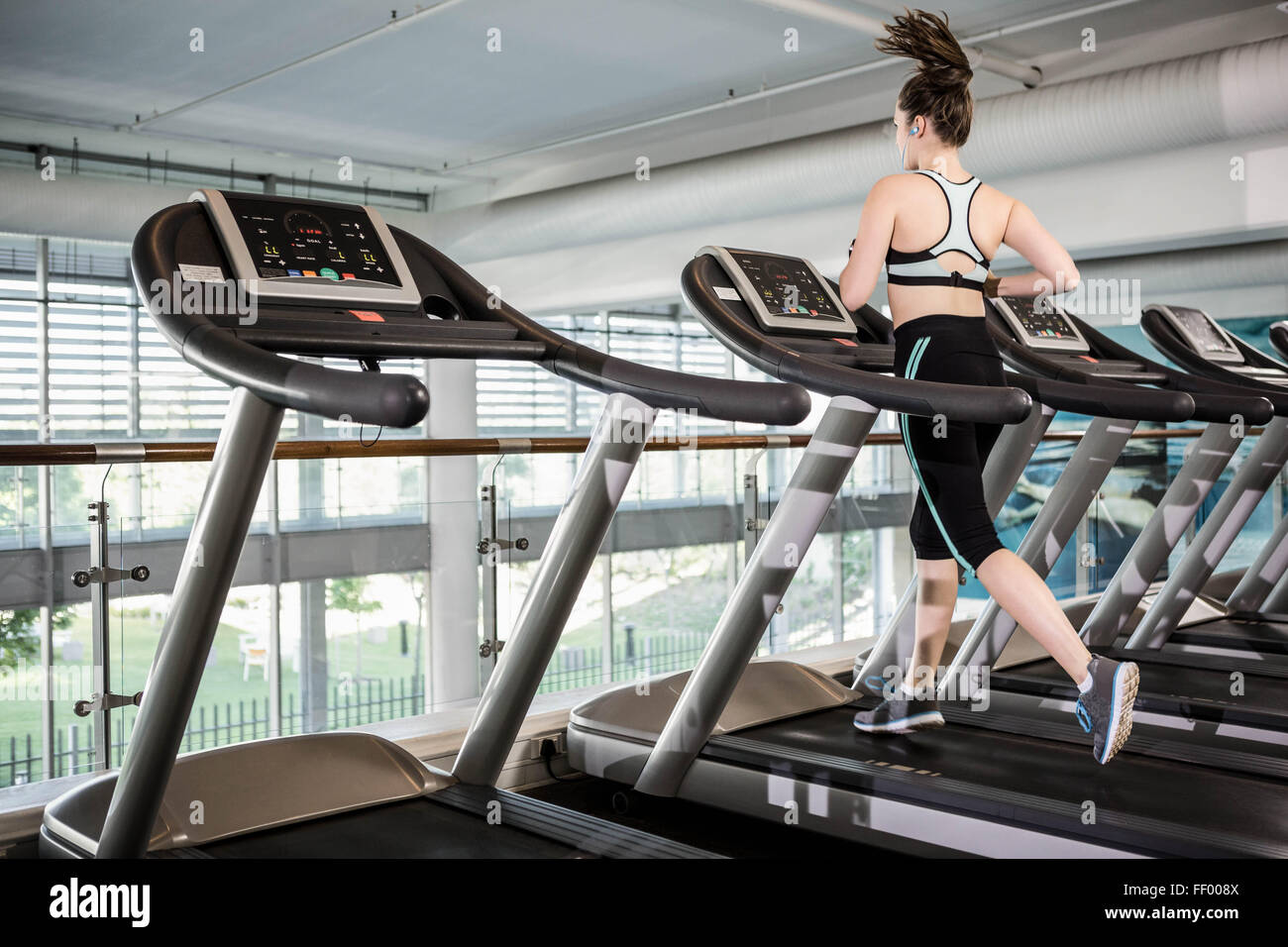 Fit auf Laufband Brünette Stockfoto