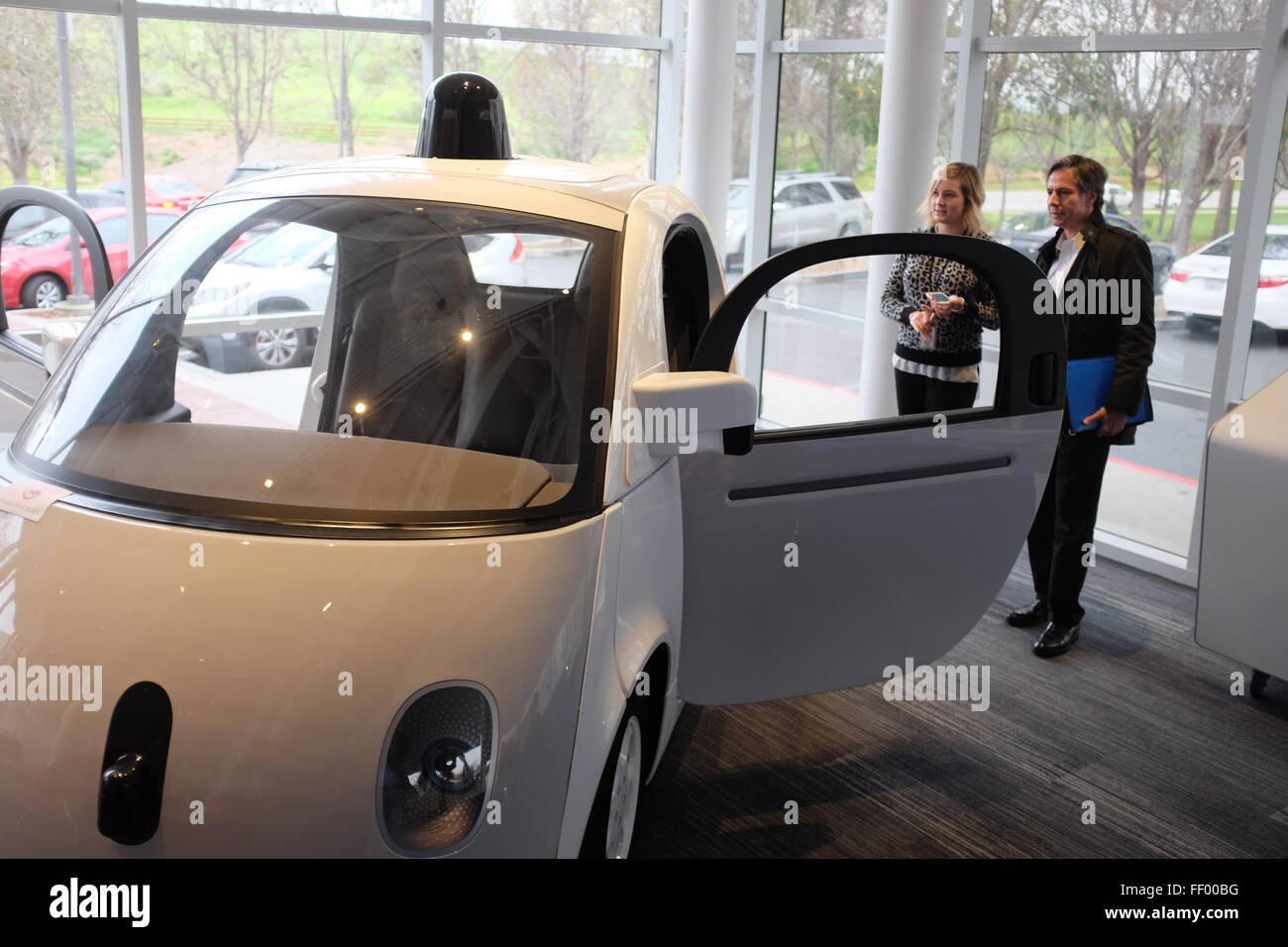 Stv. Sekretär Blinken checkt ein Google selbst Auto zu fahren, während seiner Tour des Unternehmens in Kalifornien Stockfoto