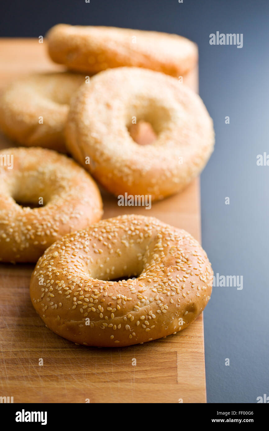 der leckere Bagel mit Sesam Stockfoto