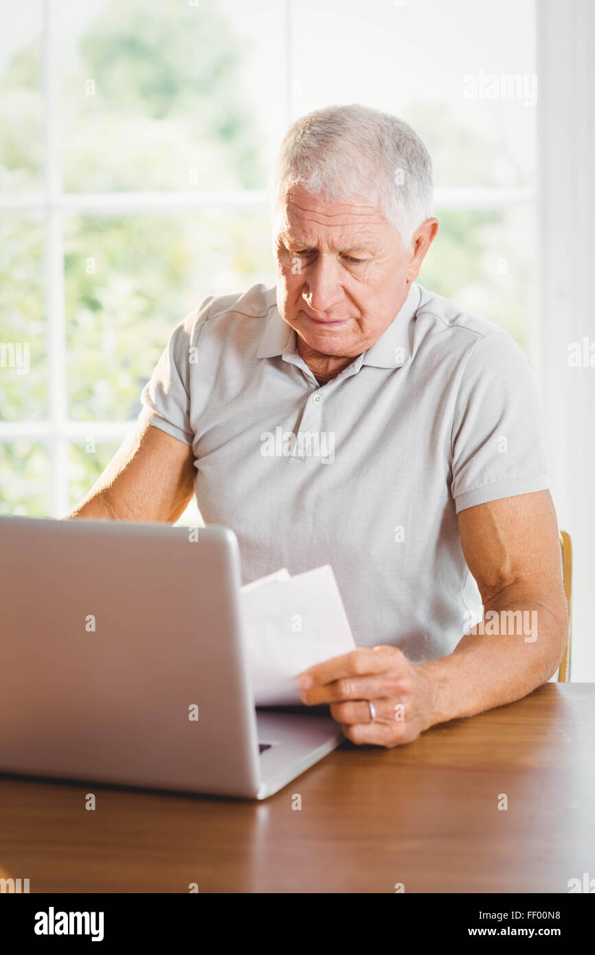 Senior woman Dokumente und mit laptop Stockfoto