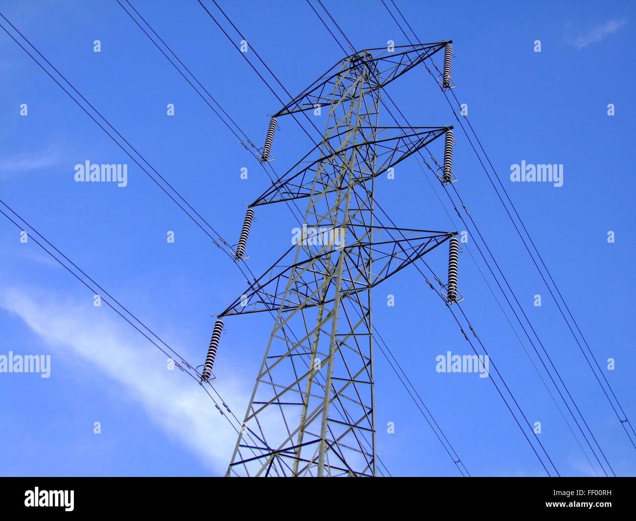 Strommast gegen einen blauen Himmel, UK Stockfoto