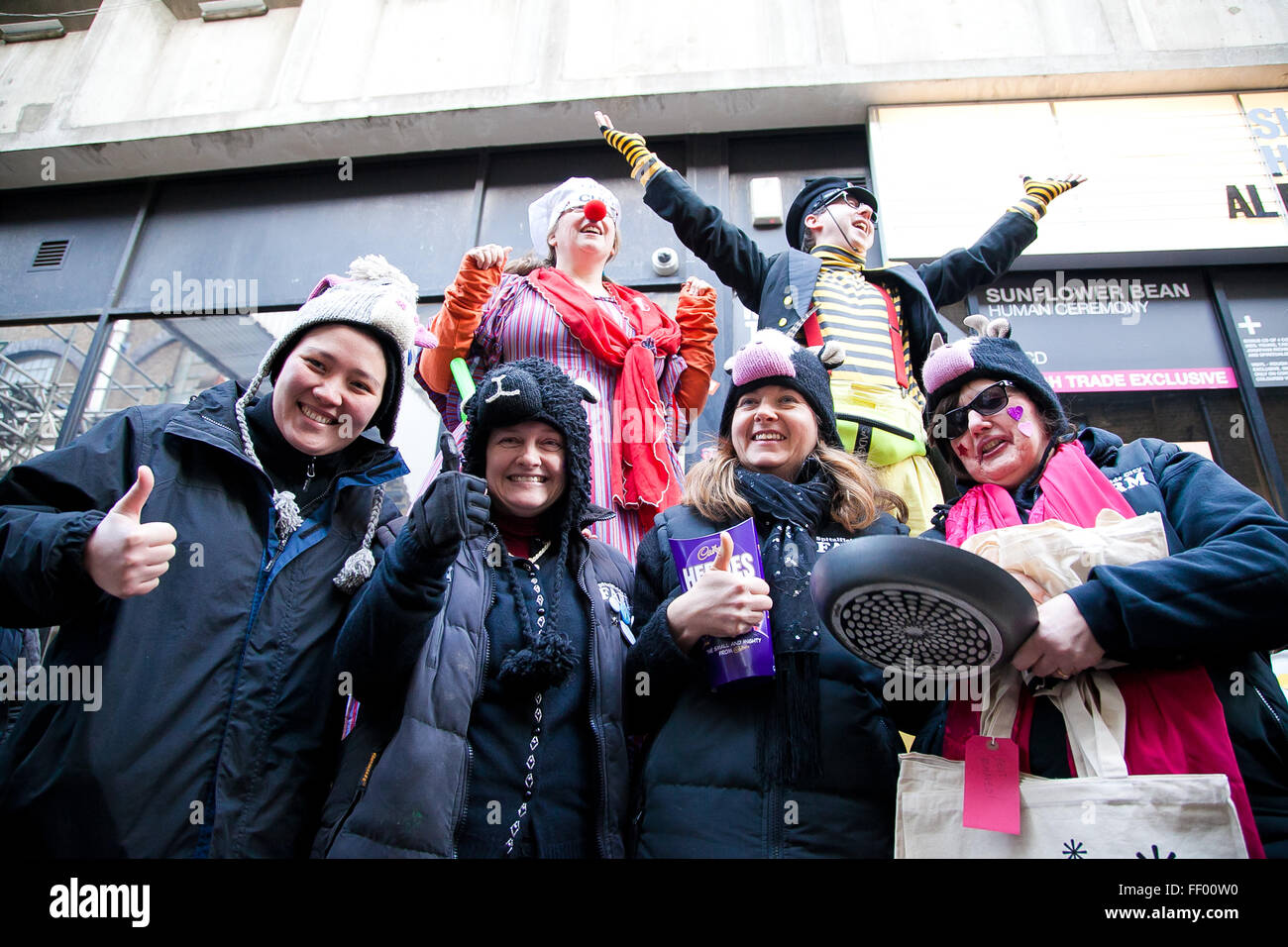 London, Vereinigtes Königreich. 9. Februar 2016 - Teilnehmer für die jährliche Great Spitalfields Pancake Race am Faschingsdienstag. Vierer-Teams kämpfen um die Ehre des Werdens der diesjährigen Champions, während das Ereignis Mittel für Londoner Air Ambulance auslöst.  Bildnachweis: Dinendra Haria/Alamy Live-Nachrichten Stockfoto