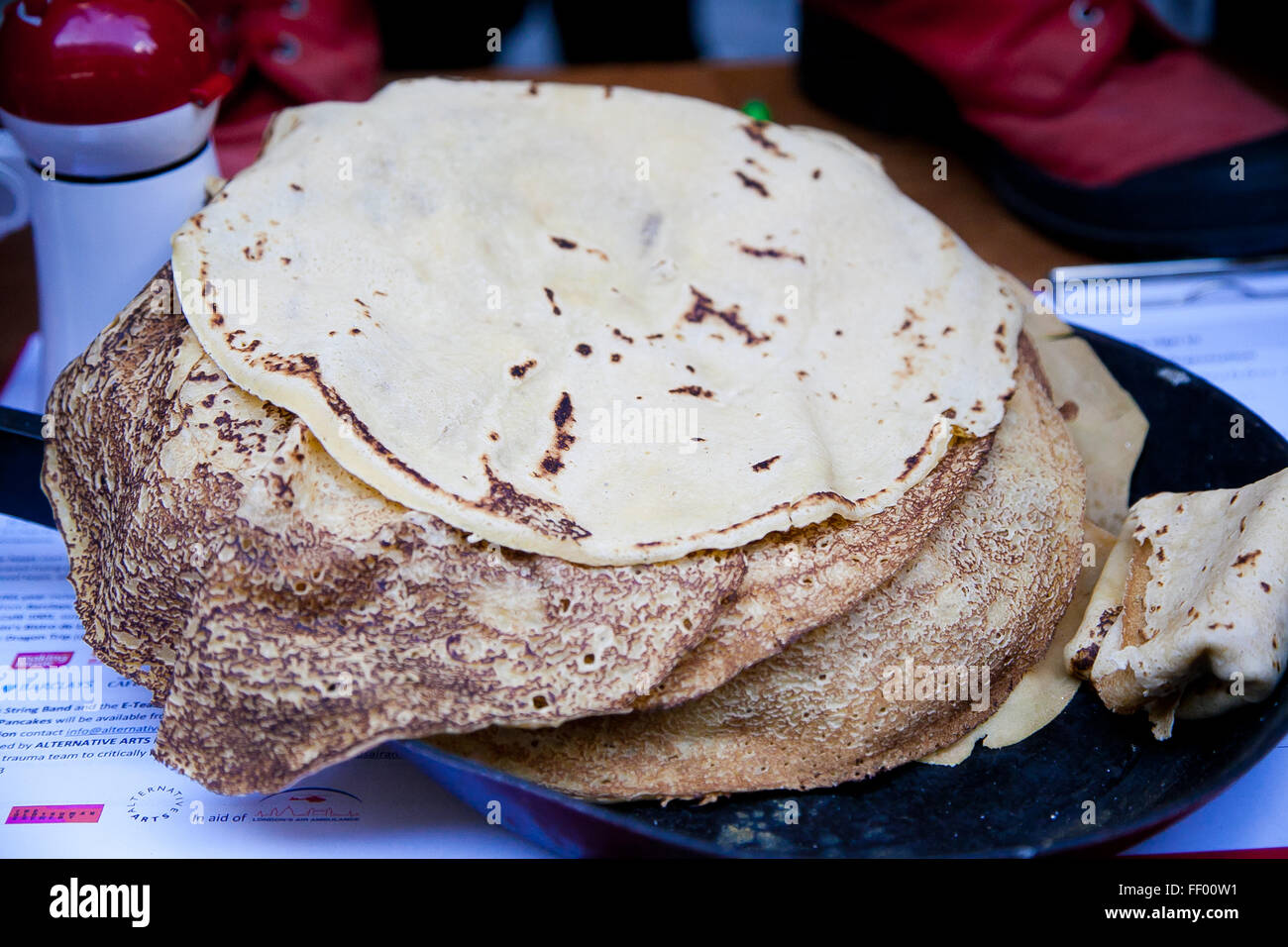 London, Vereinigtes Königreich. 9. Februar 2016 - Pfannkuchen auf der jährlichen Great Spitalfields Pancake Race am Faschingsdienstag. Vierer-Teams kämpfen um die Ehre des Werdens der diesjährigen Champions, während das Ereignis Mittel für Londoner Air Ambulance auslöst. Bildnachweis: Dinendra Haria/Alamy Live-Nachrichten Stockfoto