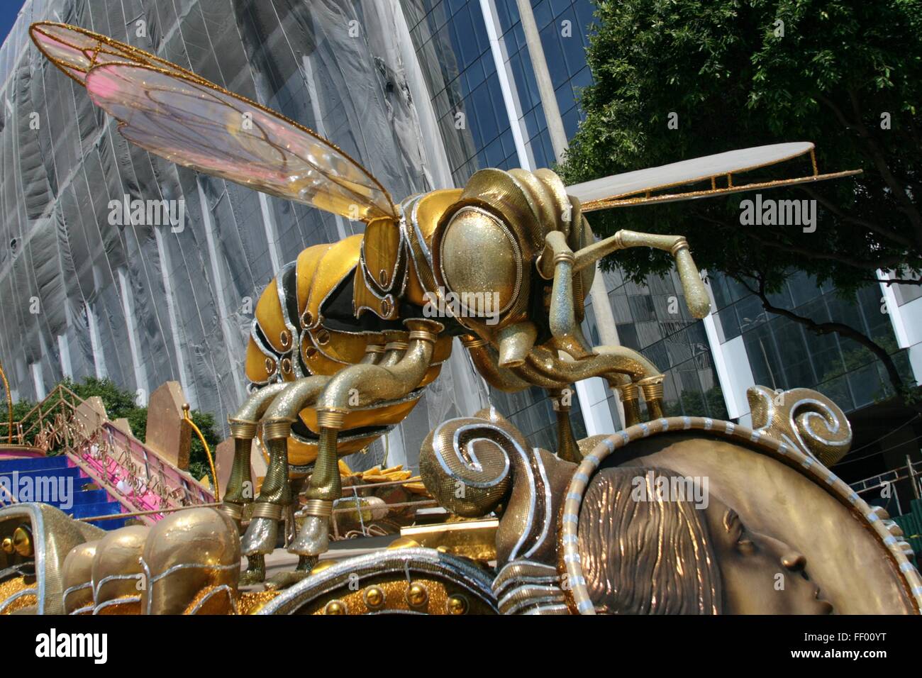 Rio De Janeiro, Brasilien, 8. Februar 2016. Float von GRES Estação Primeira de Mangueira, Stunden vor Rio 2016 Karneval Parade der Sambaschulen. Bildnachweis: Maria Adelaide Silva/Alamy Live-Nachrichten Stockfoto