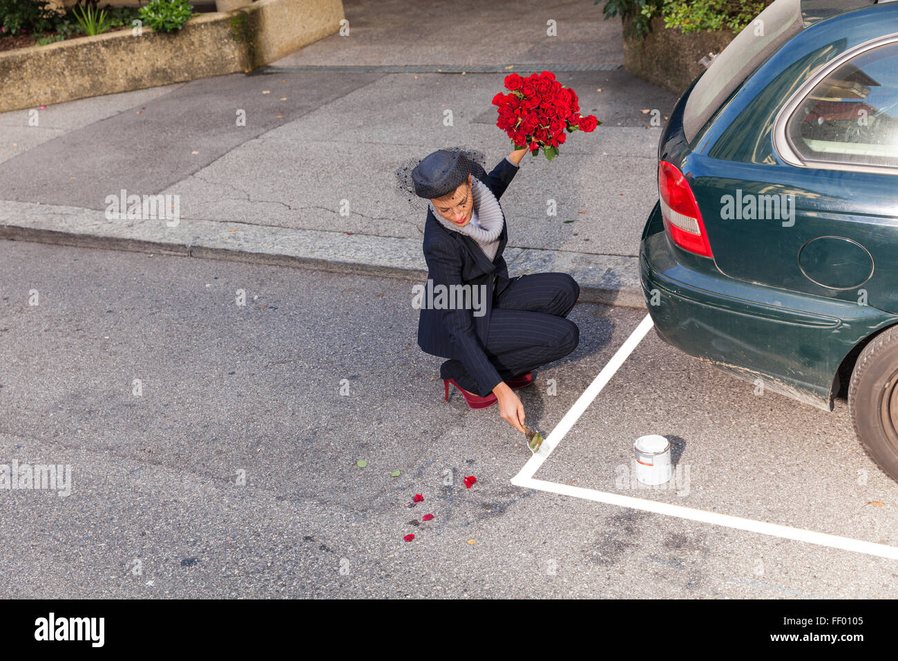 Mädchen zieht Streifen für Ihr eigenes Auto parken Stockfoto