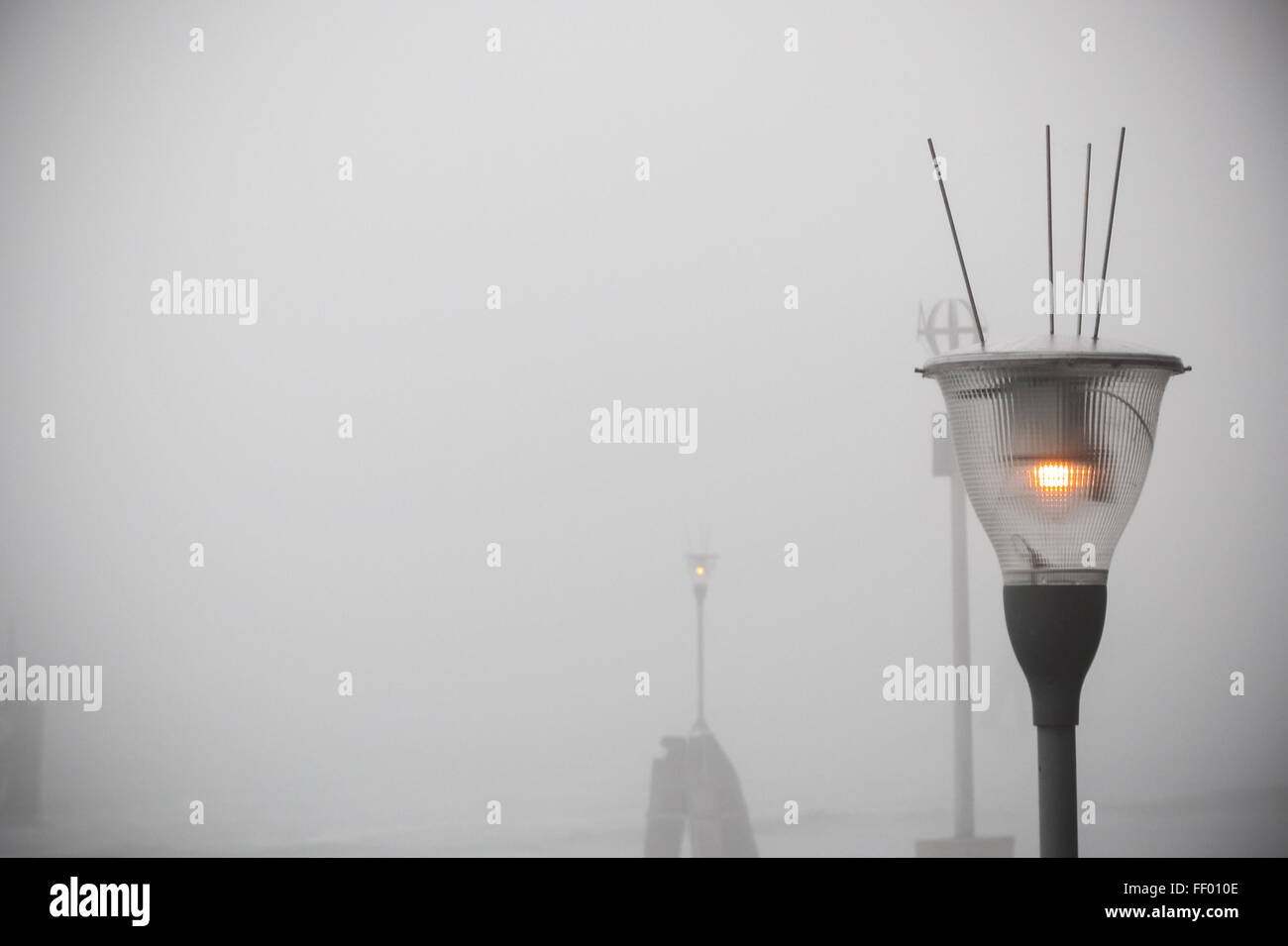 Photovoltaik-Lampe in die Lagune von Venedig in einem nebeligen Wintertag Stockfoto
