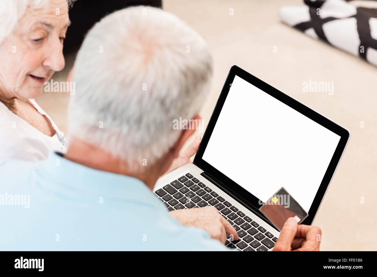 Älteres Paar mit Laptop konzentriert Stockfoto