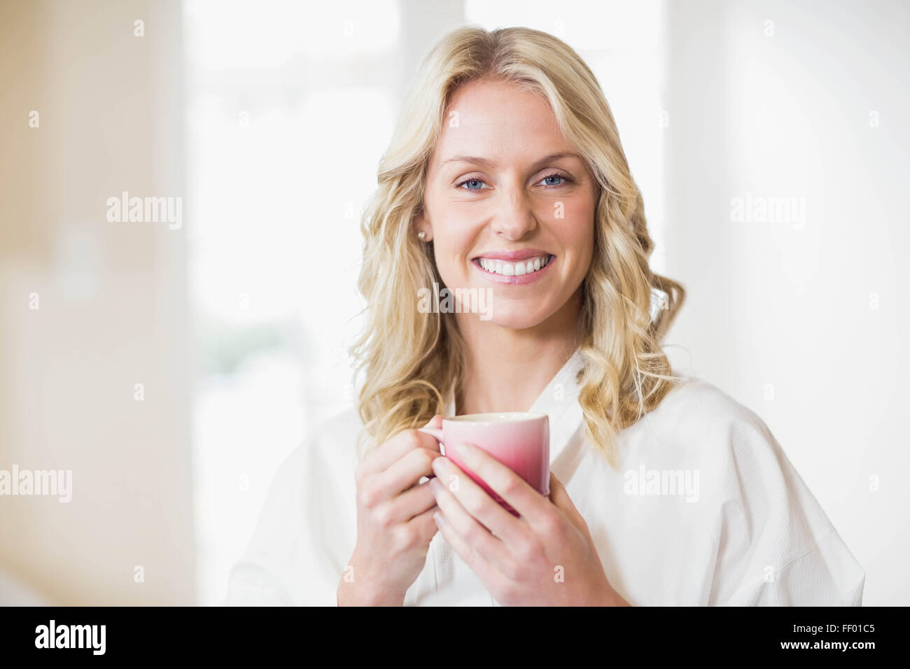 Hübsche Frau mit einer Tasse Kaffee Stockfoto