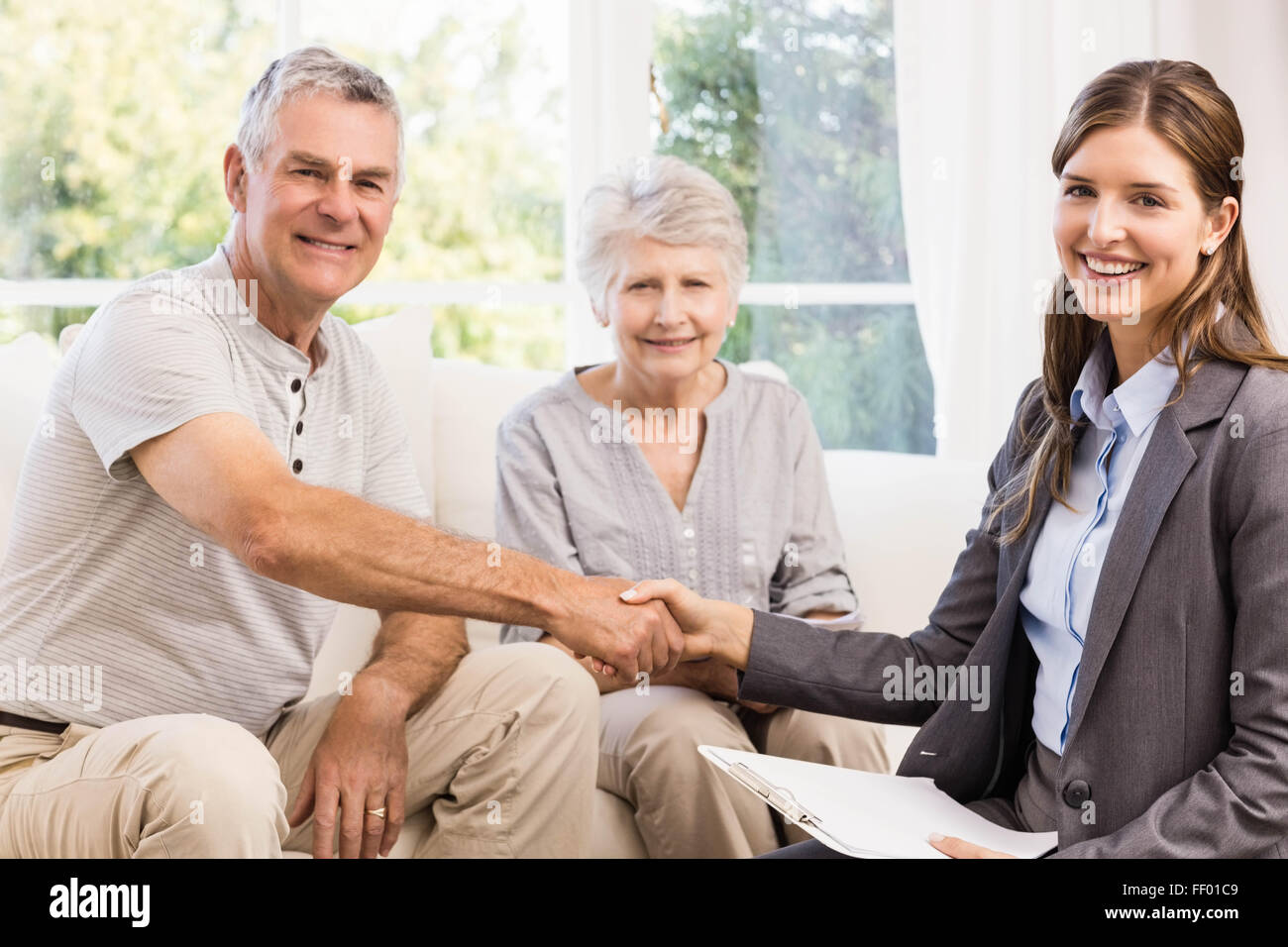 Geschäftsfrau und Senior Mann handshaking Stockfoto