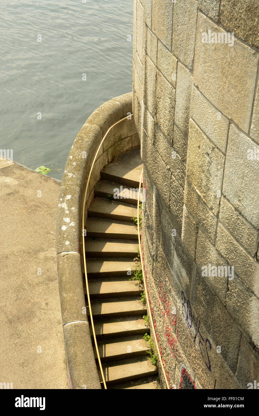 Wendeltreppe im Turm der Wilhelmina Brücke hinunter Abgabe wo sind Boote hegte. Stockfoto