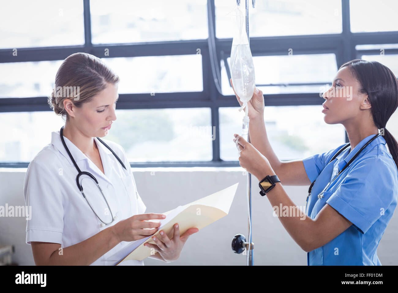 Medizinisches Team bei der Vorbereitung ein Tropf Stockfoto