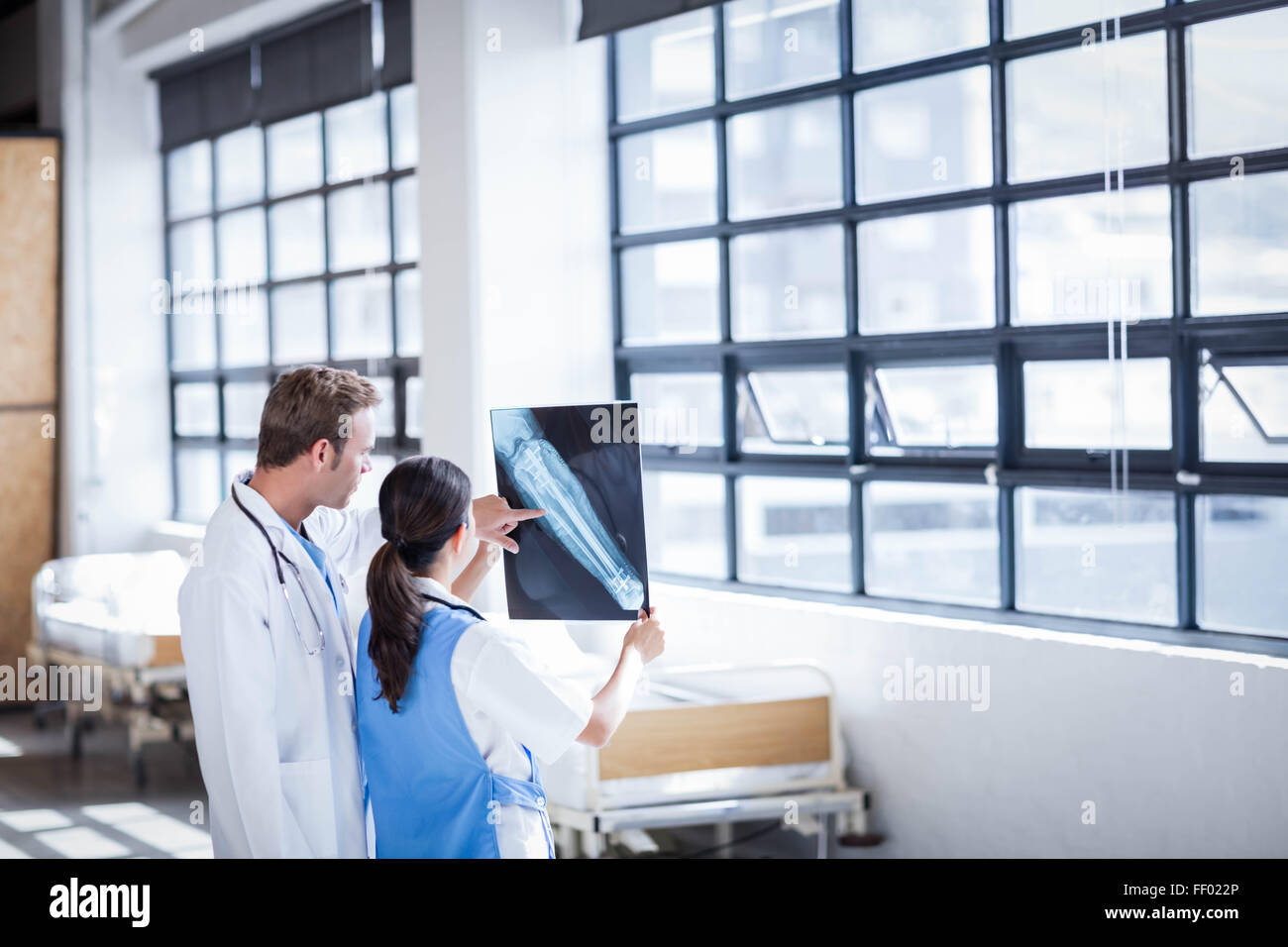 Medizinisches Team x-ray zusammen betrachten Stockfoto