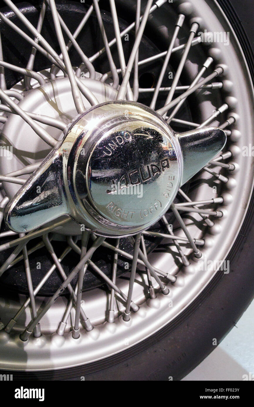 Kabel knock-on Speichenräder auf einem Oldtimer Jaguar Stockfoto