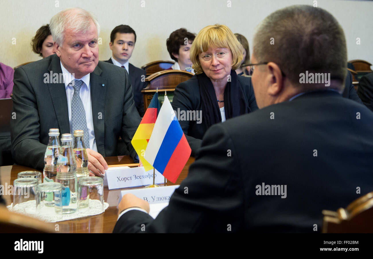 Moskau, Russland. 4. Februar 2016. Minister für wirtschaftliche Entwicklung der Russischen Föderation, Alexey Ulyukaev (r) erhält bayerischen premier Horst Seehofer (CSU) in Moskau, Russland, 4. Februar 2016. Foto: SVEN HOPPE/DPA/Alamy Live-Nachrichten Stockfoto