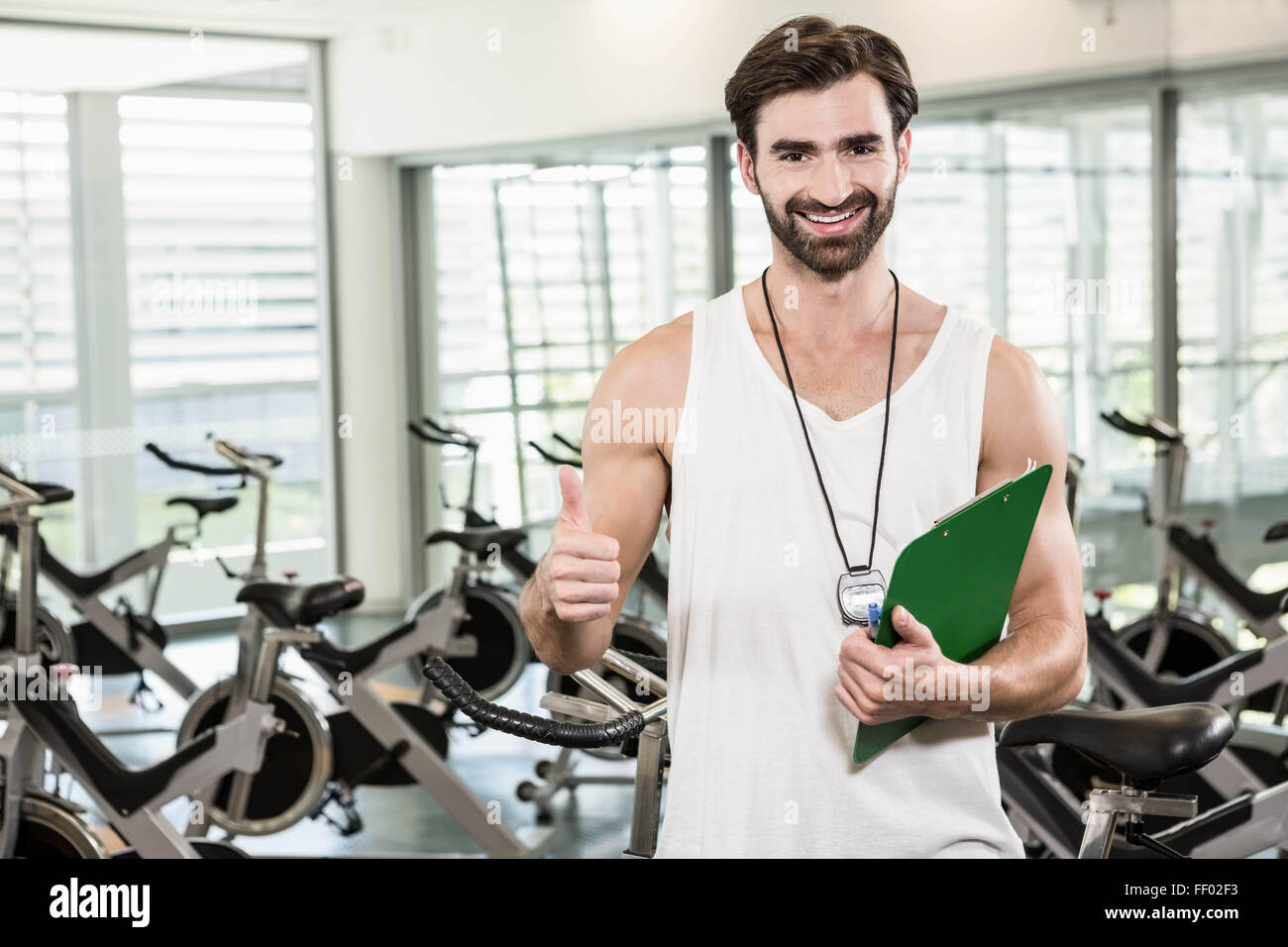 Lächelnde Trainer Daumen auftauchen Stockfoto