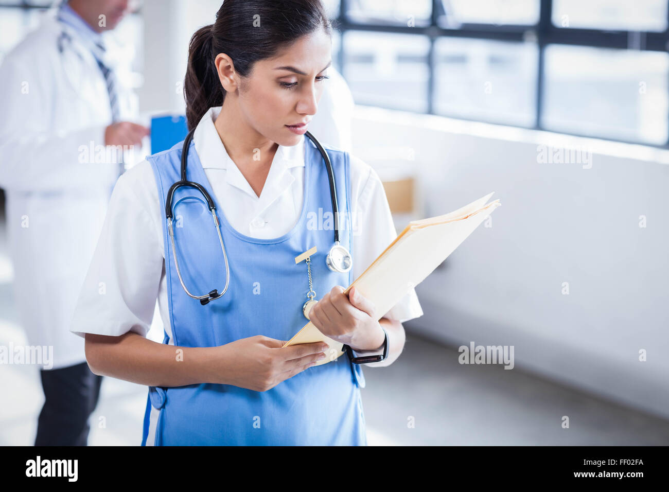 Krankenschwester, die ihre Dateien lesen Stockfoto