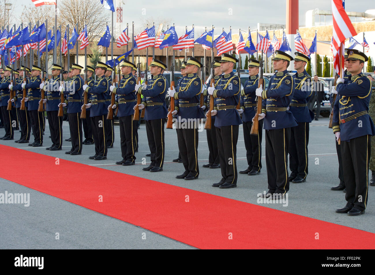 Des Kosovo Security Force Ehre Guard willkommen Sekretär Kerry nach Pristina Stockfoto