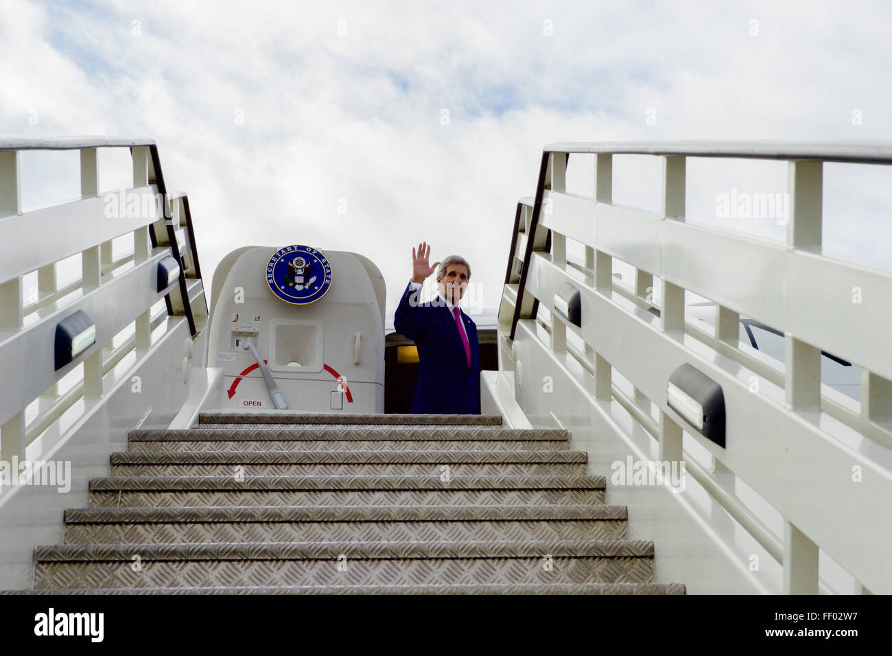 Secretary Kerry Wellen auf Wiedersehen nach dem Besuch der 22. OSZE Rates Ministertreffen in Belgrad Stockfoto