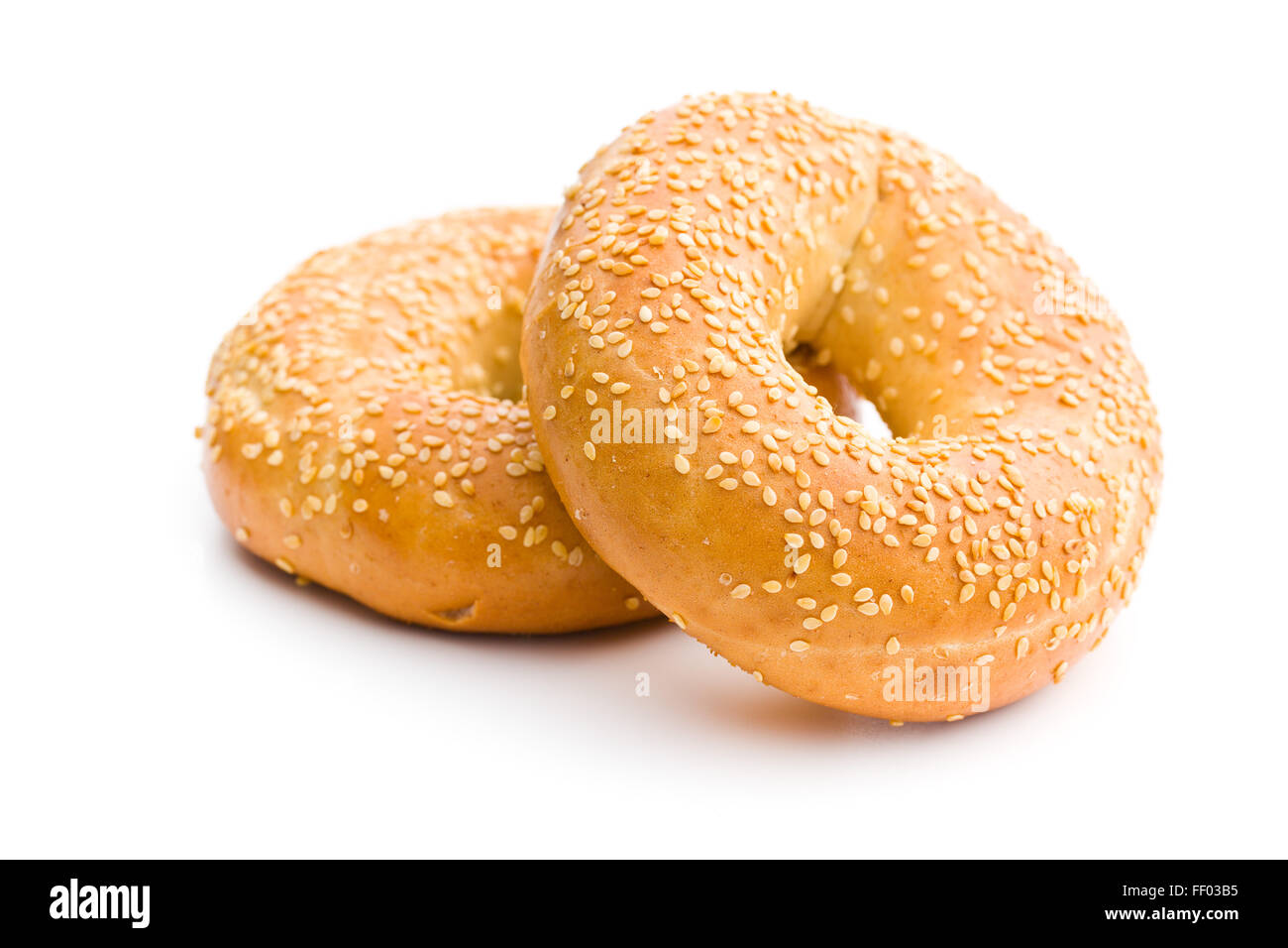 leckere Bagel mit Sesam auf weißem Hintergrund Stockfoto