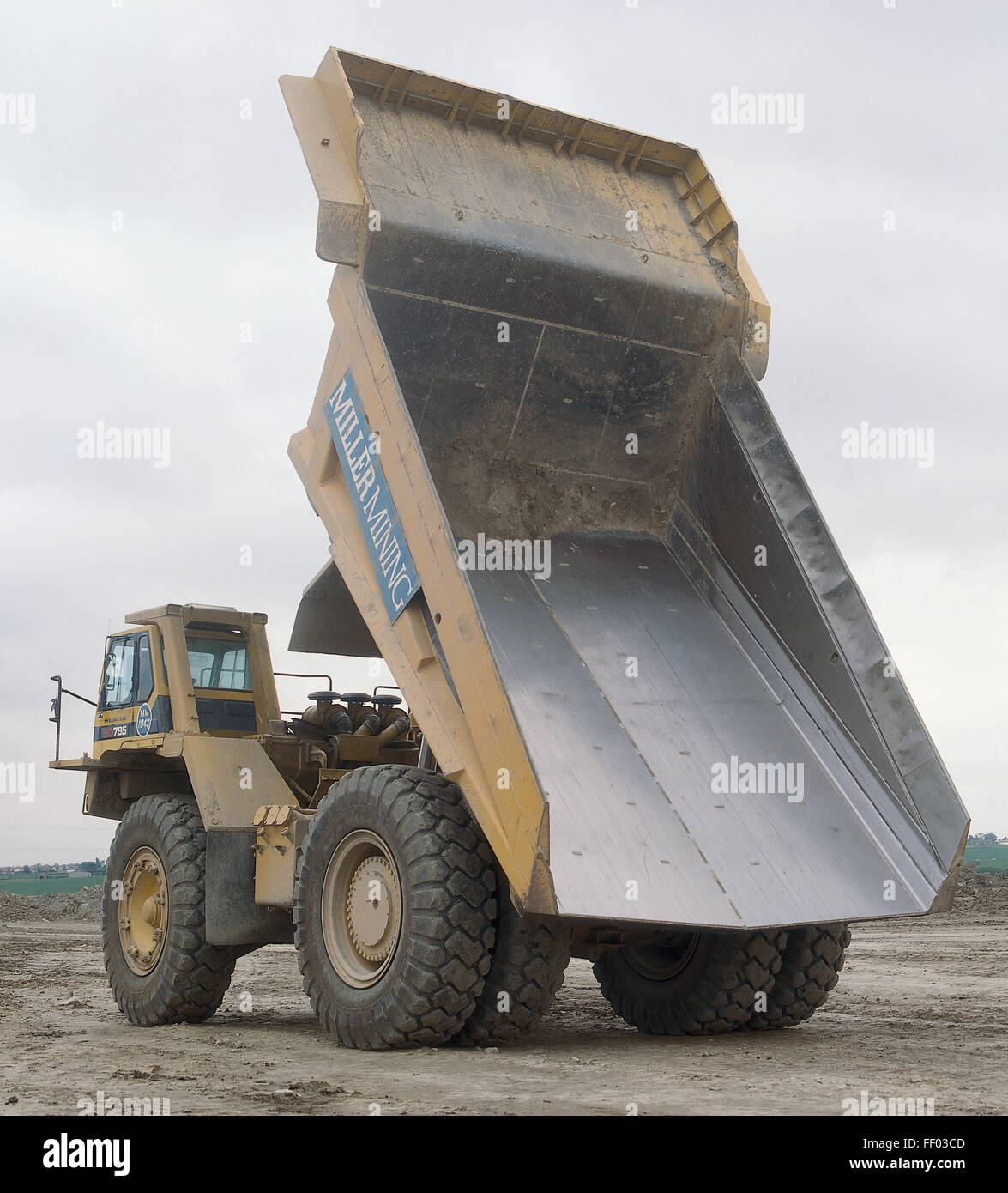Gelbe Muldenkipper, wieder aufgehoben, Rückansicht Stockfoto