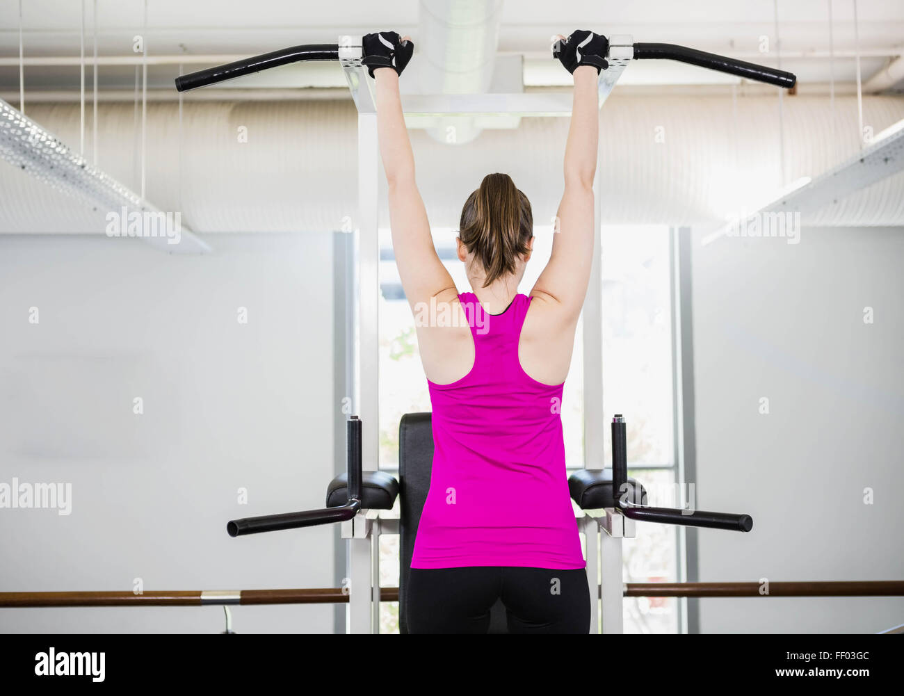 Fit Woman tun Pull up Stockfoto