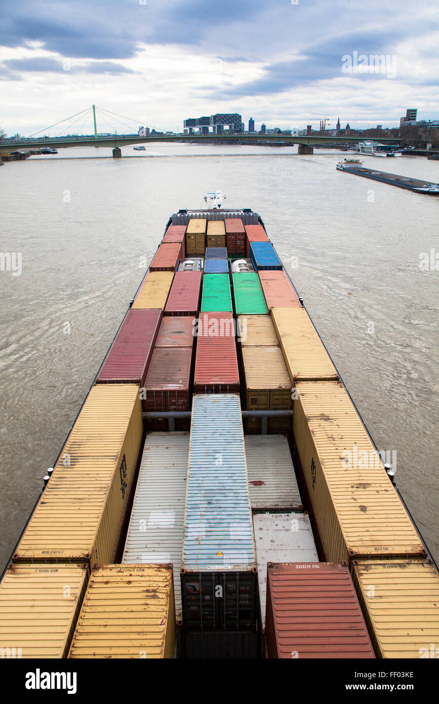 Europa, Deutschland, Nordrhein-Westfalen, Köln, Containerschiff auf dem Rhein, im Hintergrund der Kran befindet sich in der Stockfoto