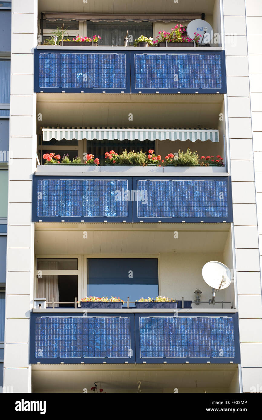 Europa, Deutschland, Köln, Solarenergie-Wohnsiedlung in Köln-Bocklemuend, Photovoltaikanlage, Solarmodule am Balkon b Stockfoto