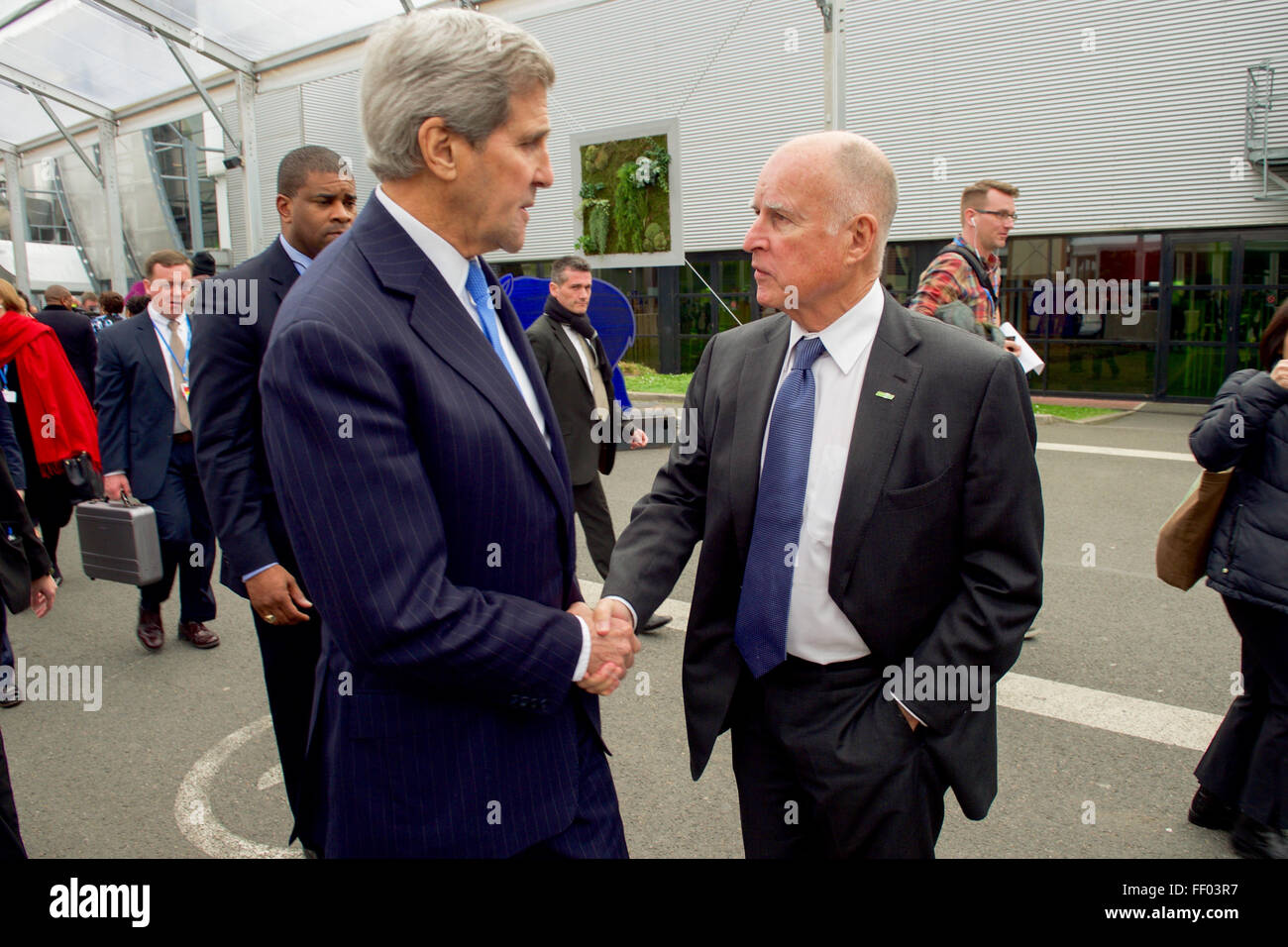 Sekretär Kerry Chats mit Kalifornien Gouverneur Brown bei der COP21-Klima ändern-Gipfel in Paris Stockfoto