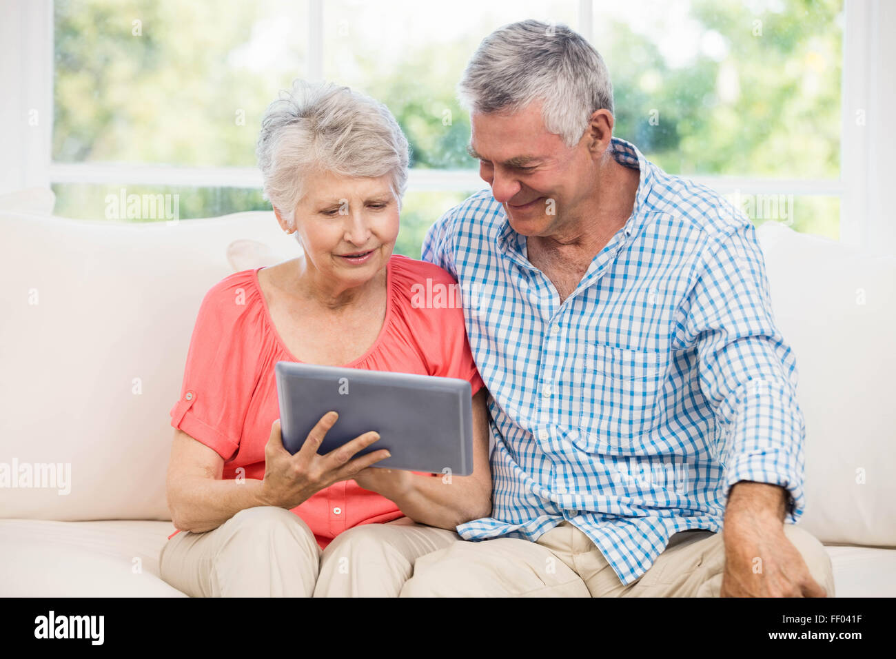Älteres Paar mit tablet Stockfoto