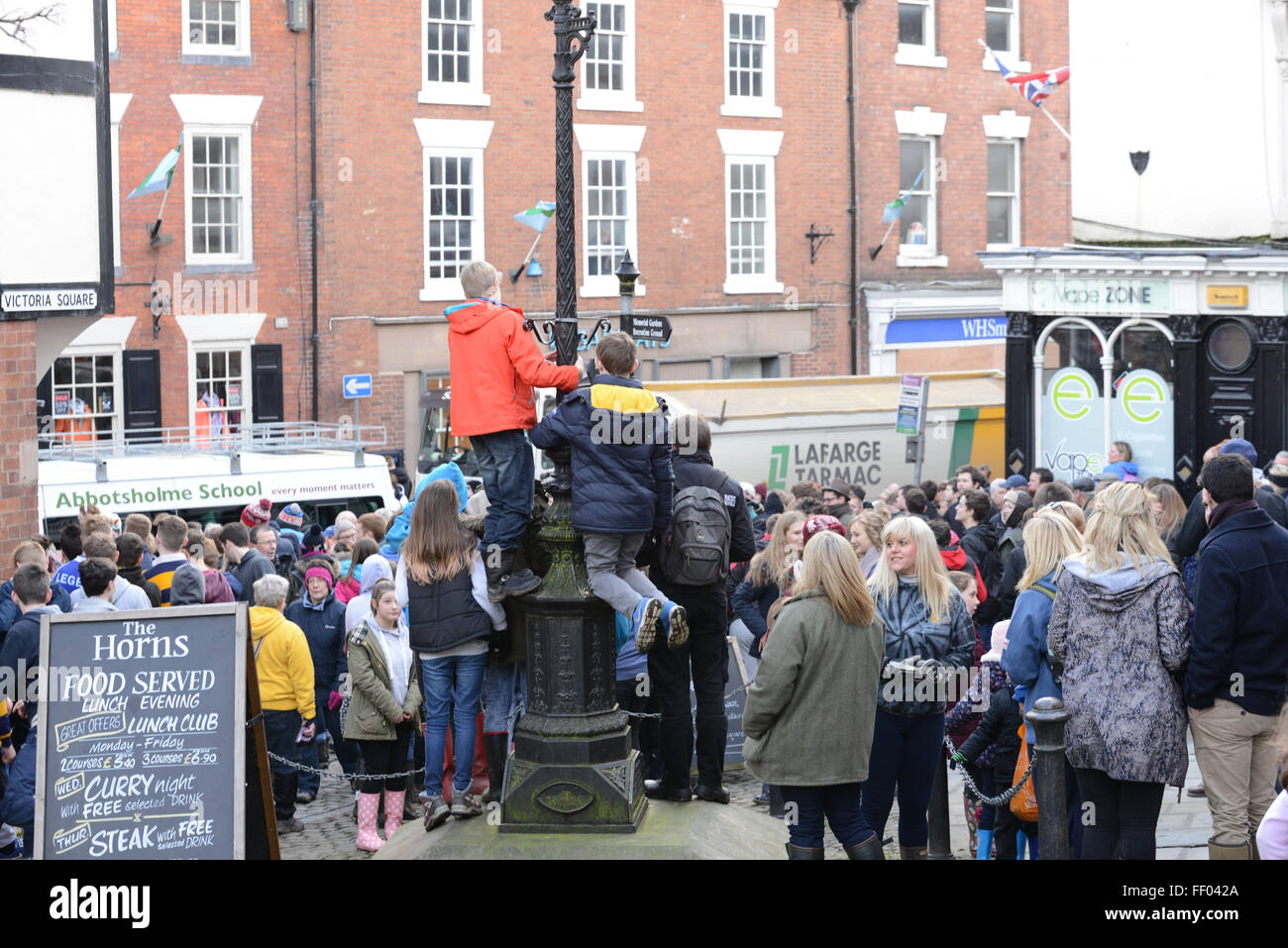Ashbourne, Derbyshire, UK. 9. Februar 2016. (Das Spiel betritt das Zentrum der Stadt Verkehr zum Erliegen bringen, Zuschauer nutzen jedem Blickwinkel auf Pbtain einen Blick. Tausende kommen in der Fastnacht Fußball-Derby. Die Ziele sind drei Meilen voneinander entfernt und das Spiel findet in zwei acht-Stunden-Zeiträumen Faschingsdienstag und Aschermittwoch. Bildnachweis: Nigel Spooner/Alamy Live-Nachrichten Stockfoto