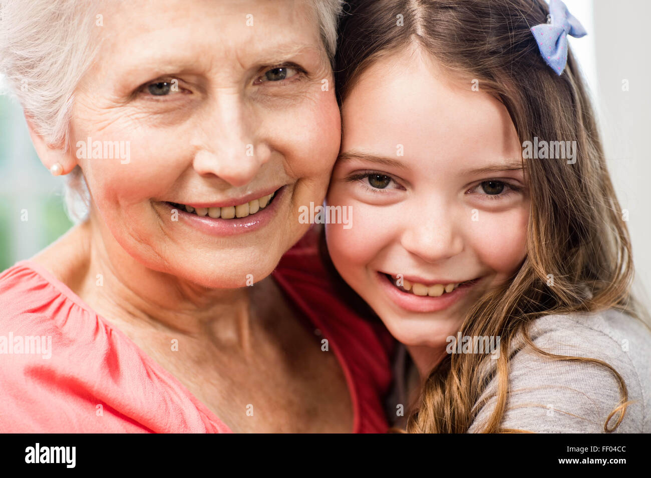 Großmutter und Enkelin umarmen Stockfoto