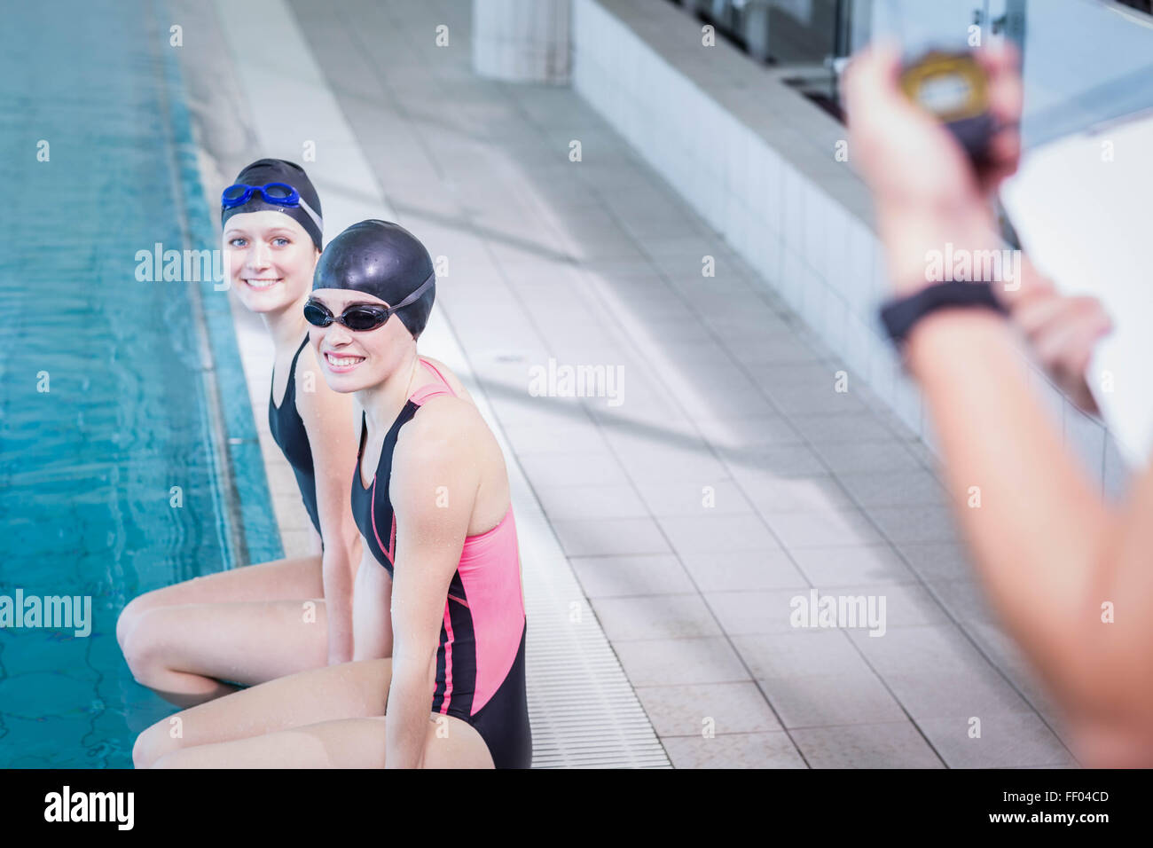Lächelnd Schwimmer bei Trainer suchen Stockfoto