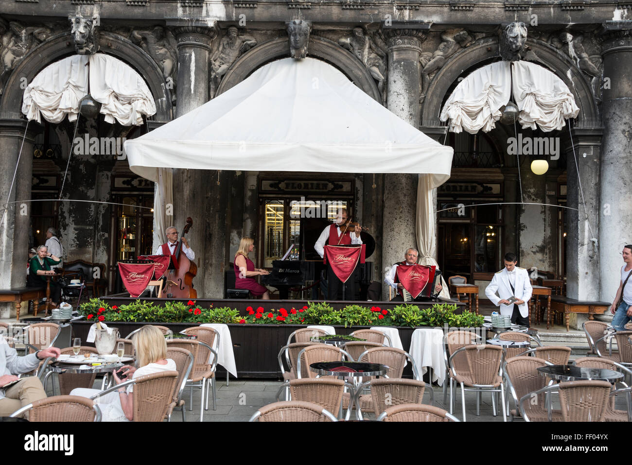Ein Live-Orchester im Cafe Florin, einem Kaffeehaus, das von Floriano Francesconi gegründet wurde, Es wurde 1720 auf dem Piazza San Marco eröffnet Stockfoto