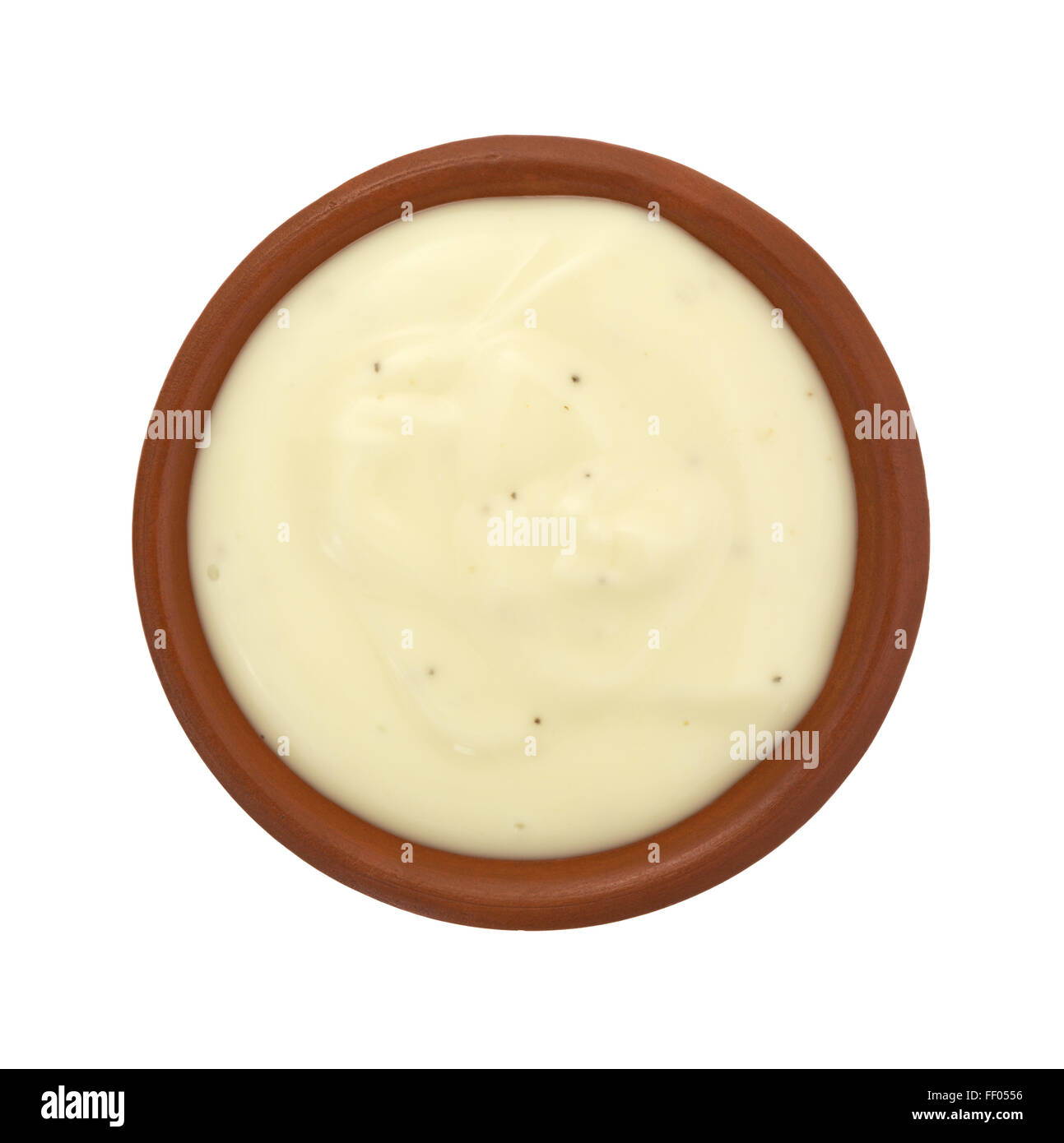 Draufsicht auf eine kleine Schüssel mit Blauschimmel-Käse-Salat-Dressing isoliert auf einem weißen Hintergrund. Stockfoto