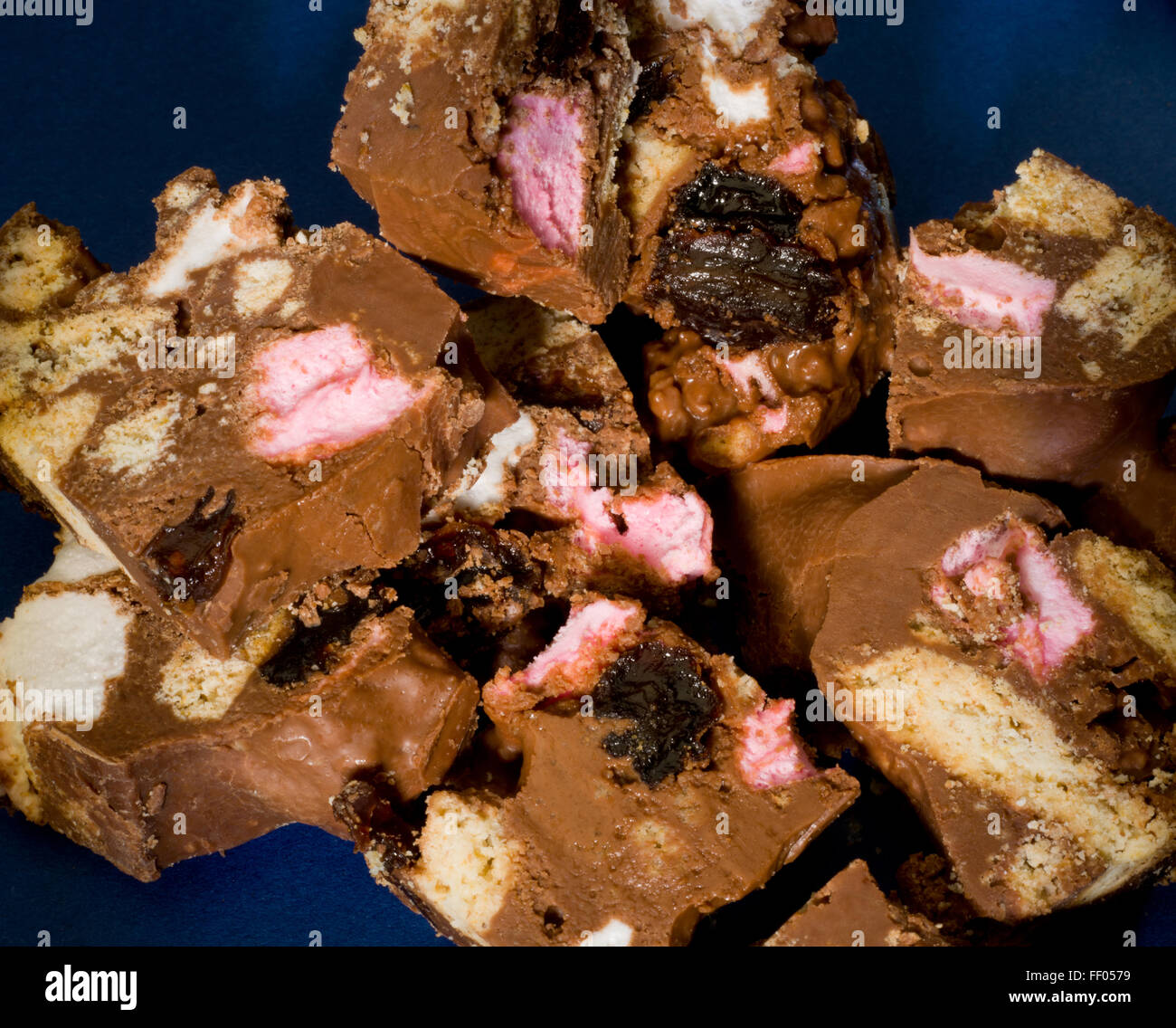 Rocky Road Süßwaren. Biskuit, Rosine, Eibisch und geschmolzene Schokolade vermischt und setzen durfte. Kühlschrank-Torte. Stockfoto