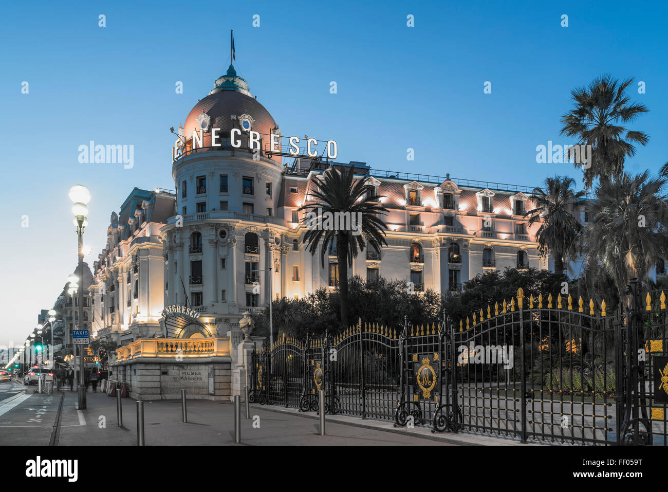 Hotel Negresco an der Promenade des Anglais in Nizza, Palmen, Verkehr, Twilight, Provence-Alpes-Cote d ' Azur, Frankreich Stockfoto